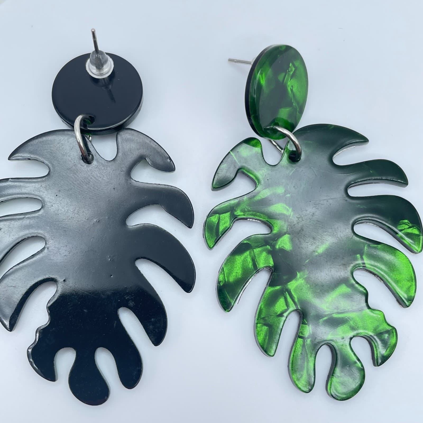 Vintage Y2K Green & Black Resin Monstera Leaf Dangle Earring Silver Tone Jewelry - Image 1