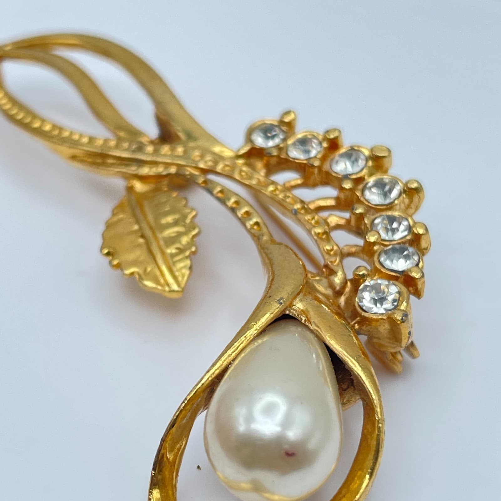 Vintage 90s Clear Rhinestone & Faux Pearl Calla Lily Gold Tone Brooch Pin - Thumbnail 5