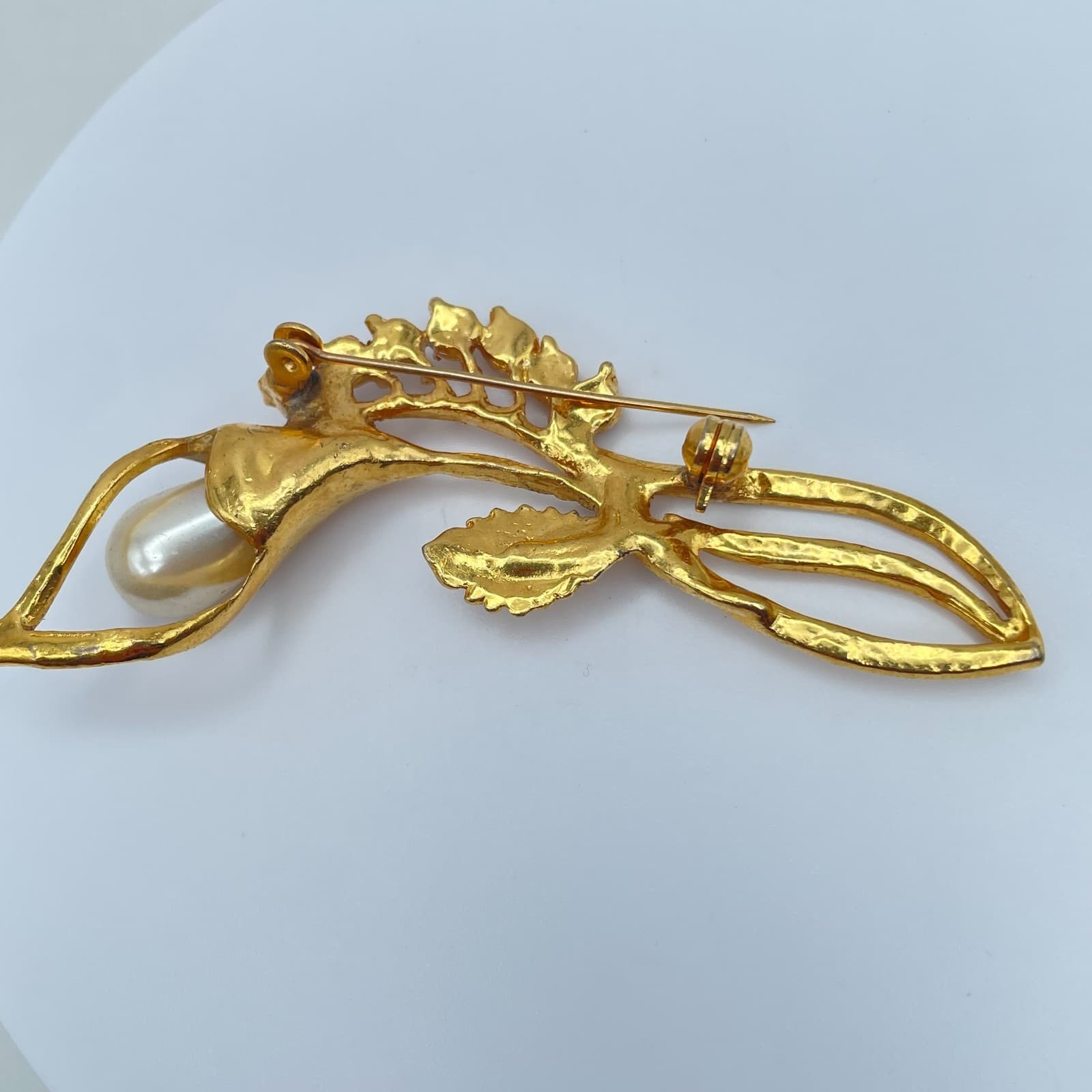 Vintage 90s Clear Rhinestone & Faux Pearl Calla Lily Gold Tone Brooch Pin - Thumbnail 4