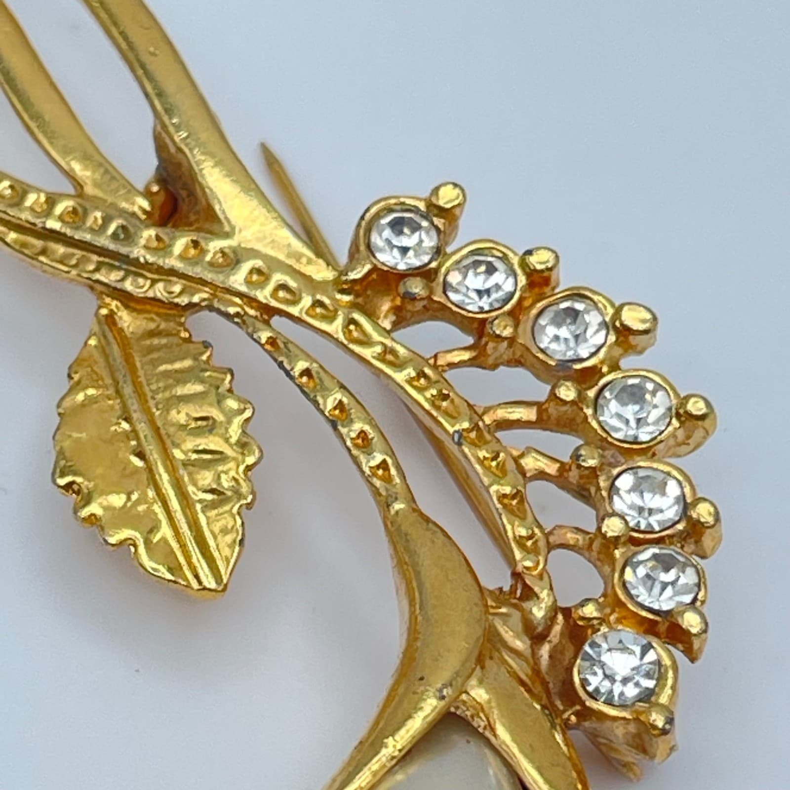 Vintage 90s Clear Rhinestone & Faux Pearl Calla Lily Gold Tone Brooch Pin - Thumbnail 3