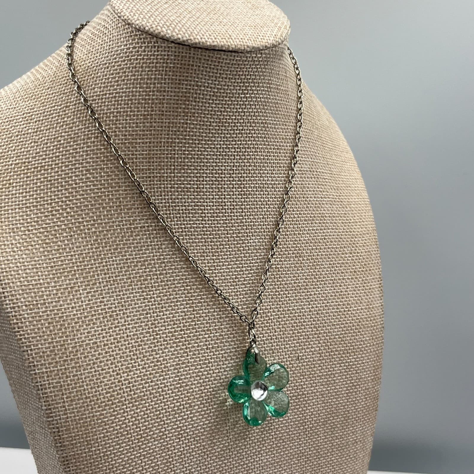 Y2K Botanical Green Faceted Blossoming Sakura Flower Charm Pendant Necklace - Thumbnail 5