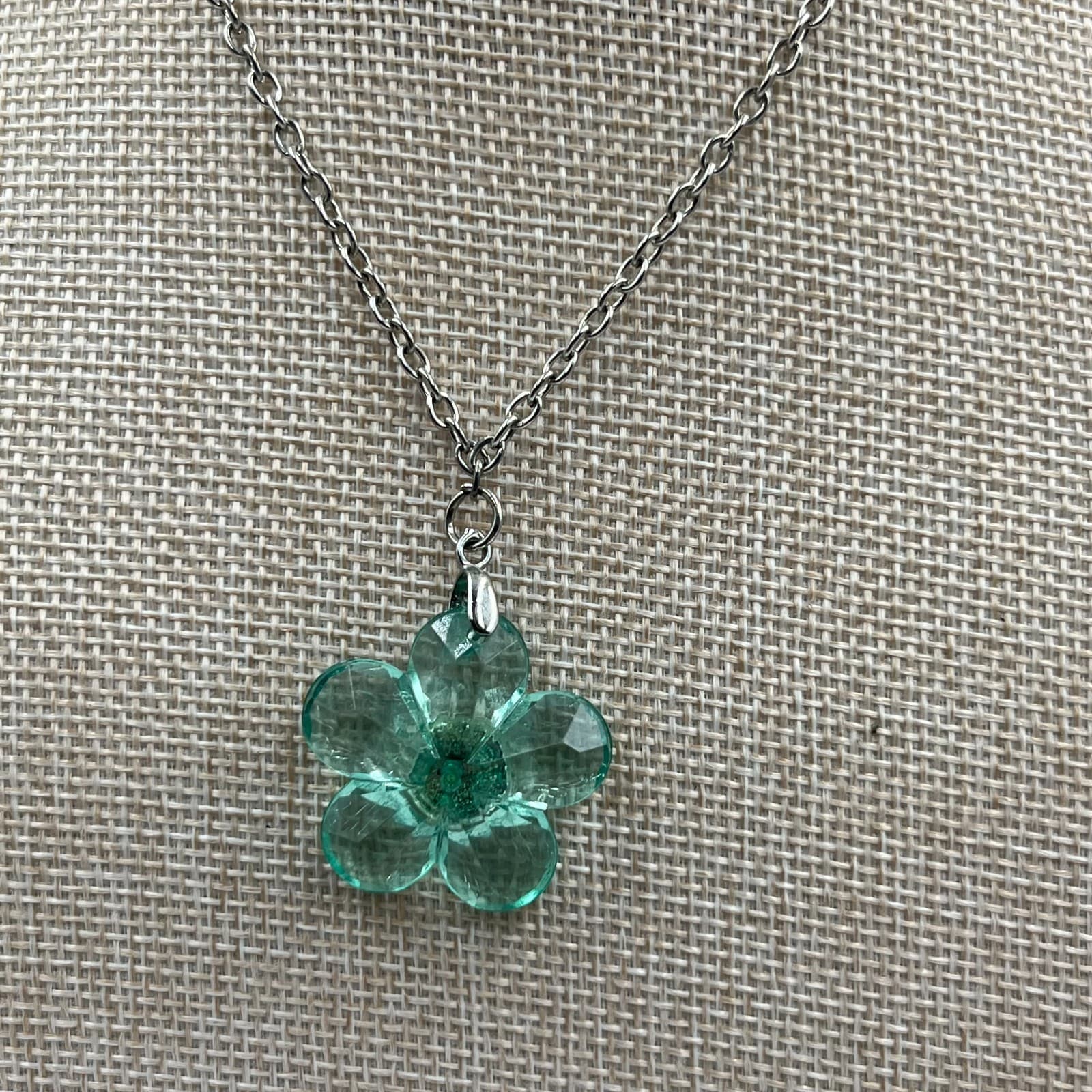 Y2K Botanical Green Faceted Blossoming Sakura Flower Charm Pendant Necklace - Thumbnail 4