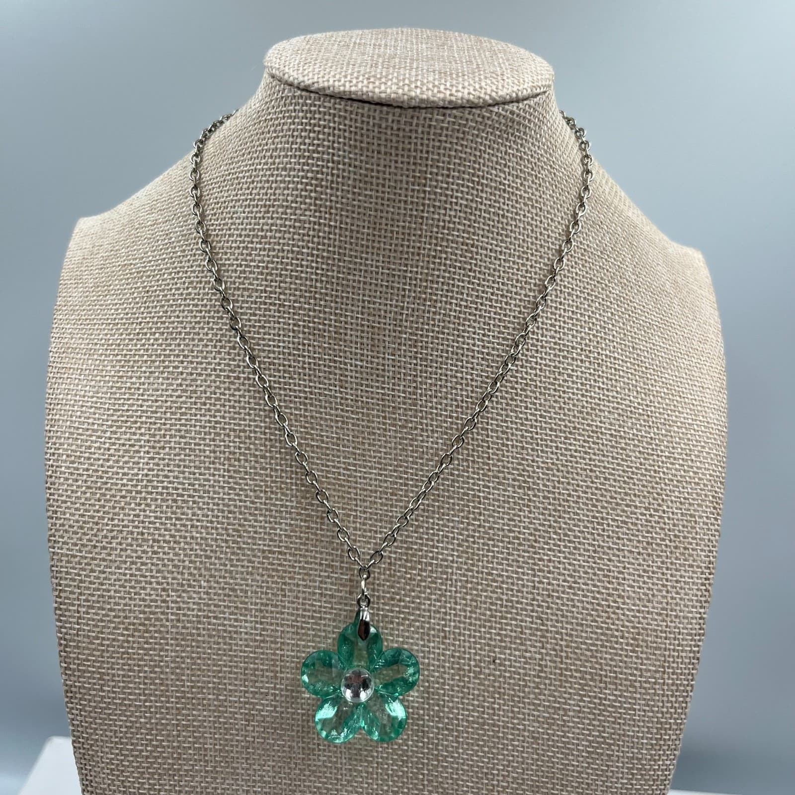 Y2K Botanical Green Faceted Blossoming Sakura Flower Charm Pendant Necklace - Thumbnail 2