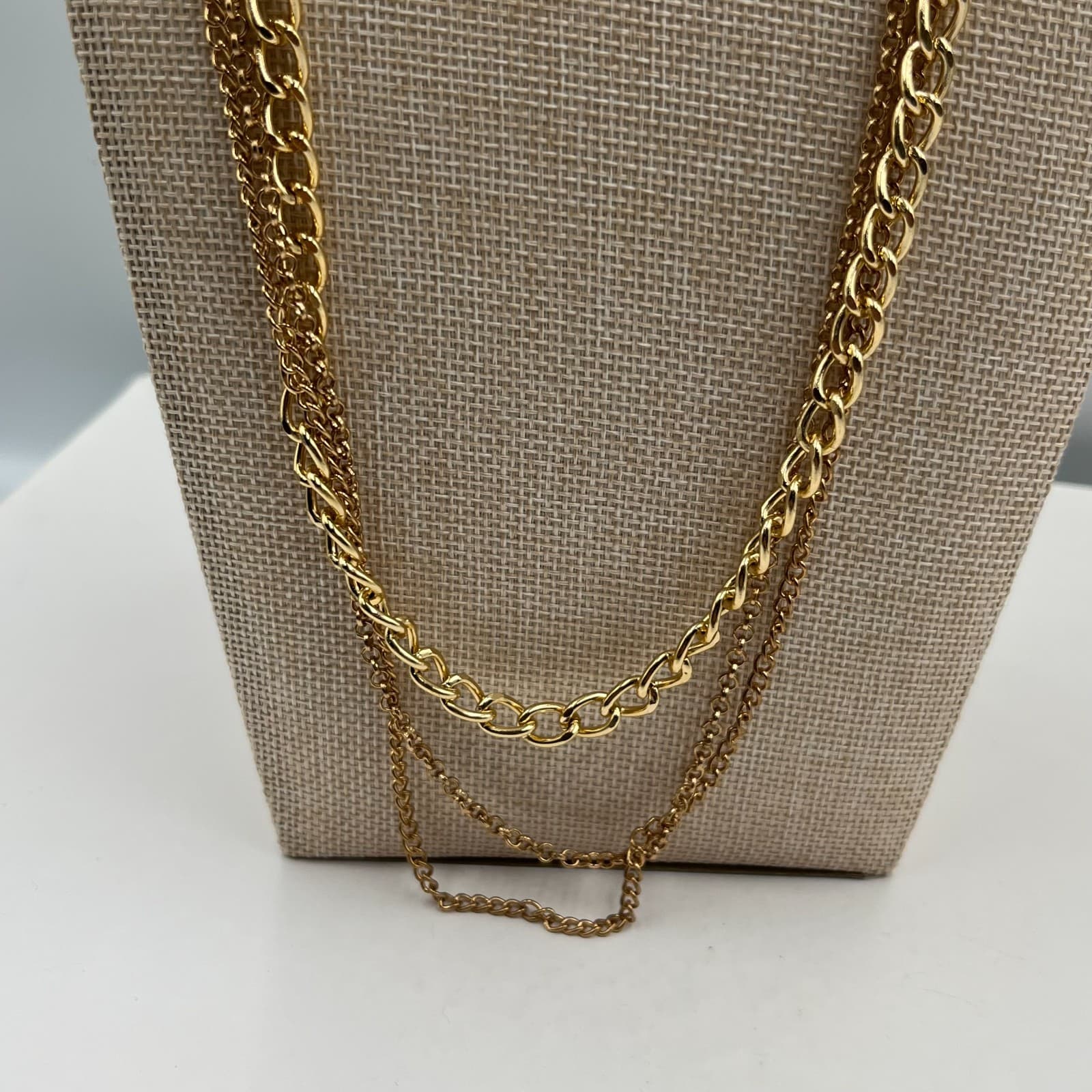 Gold-Tone Curb Chain Multi-Layered Decorative Butterfly Charm Lobster Necklace - Thumbnail 5