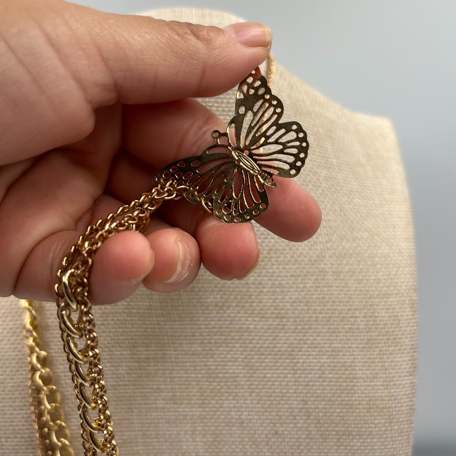 Gold-Tone Curb Chain Multi-Layered Decorative Butterfly Charm Lobster Necklace - Thumbnail 4