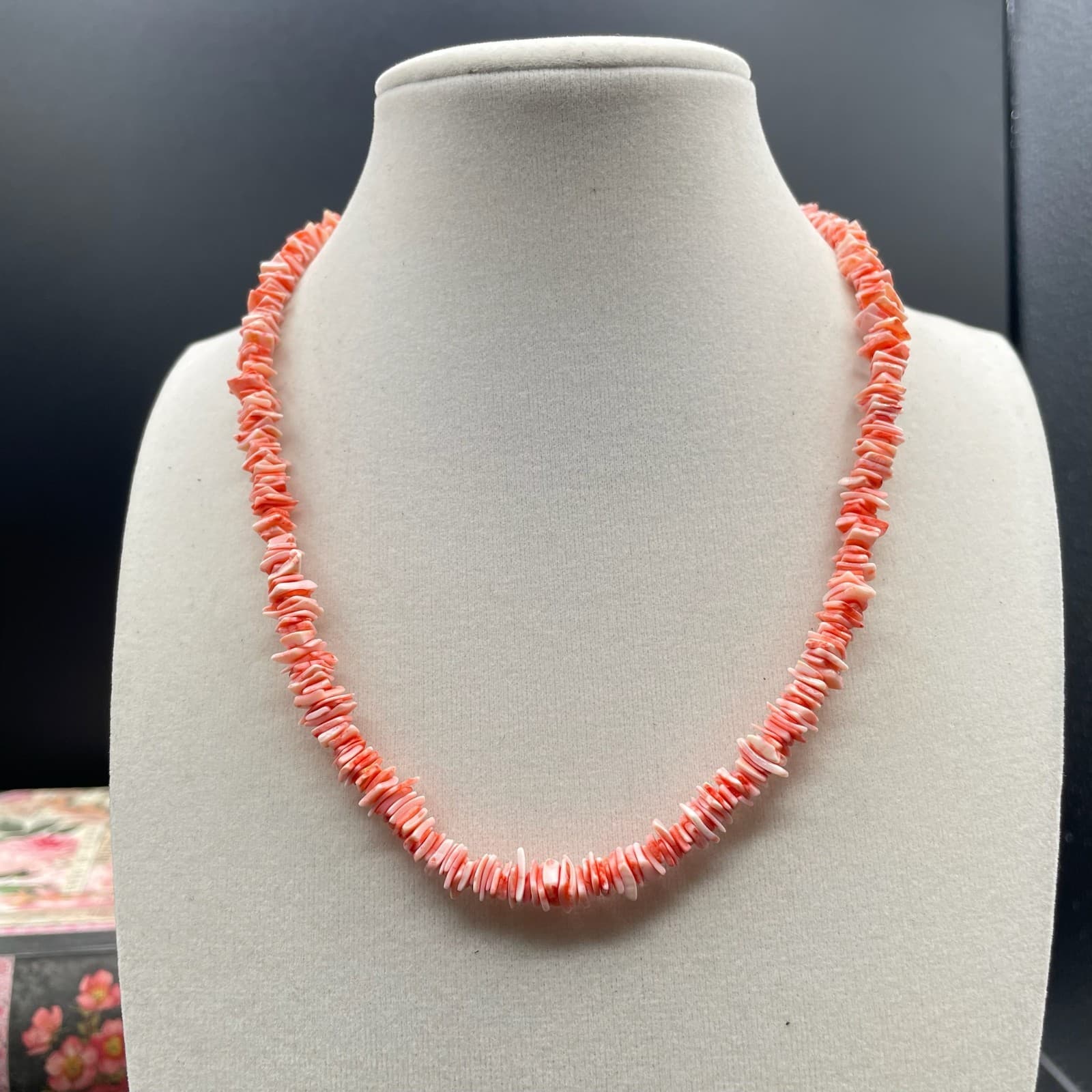 Vintage Pink Classic Beauty Fashion Women's Chip Heishi Beaded Magnetic Necklace - Image 1