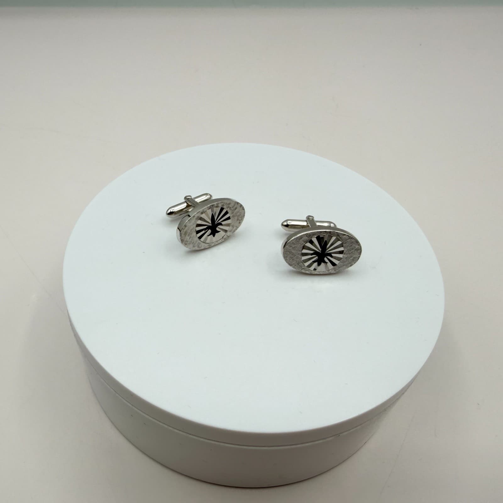 Vintage 70s Mid Century Fleur De Lis Cufflinks SilverTone Oval Sunburst Textured - Thumbnail 3