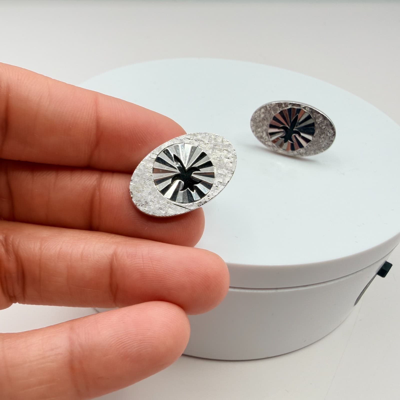 Vintage 70s Mid Century Fleur De Lis Cufflinks SilverTone Oval Sunburst Textured - Thumbnail 7