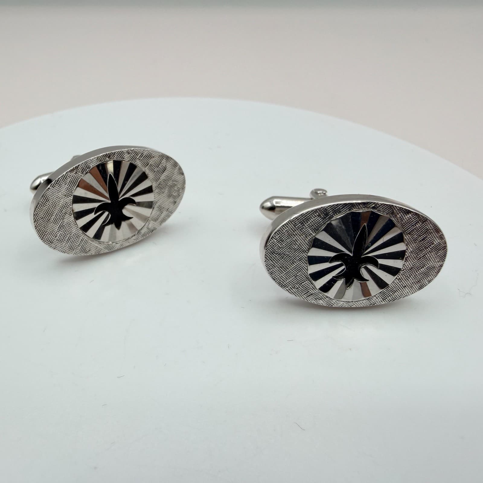 Vintage 70s Mid Century Fleur De Lis Cufflinks SilverTone Oval Sunburst Textured - Thumbnail 5