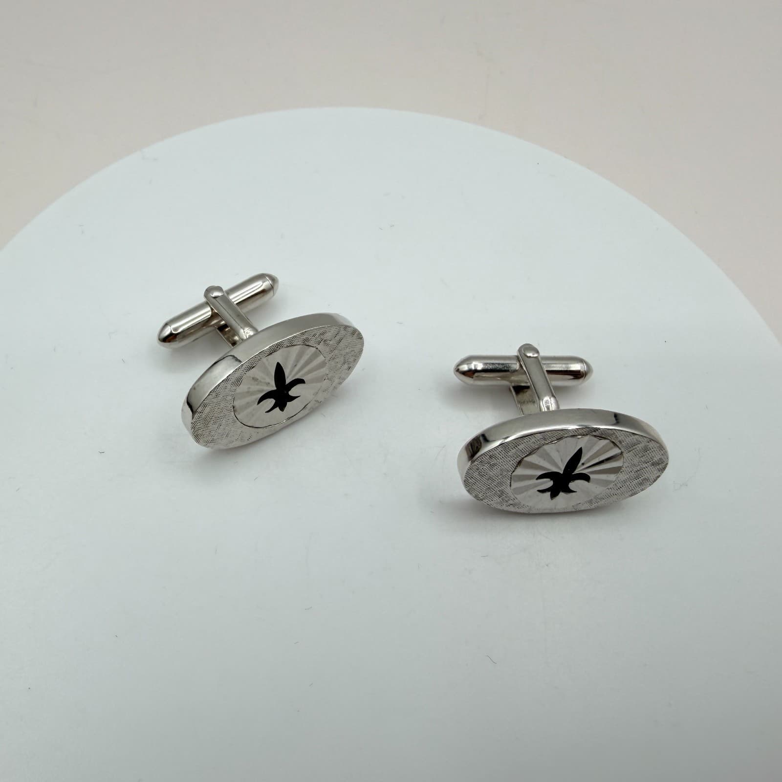 Vintage 70s Mid Century Fleur De Lis Cufflinks SilverTone Oval Sunburst Textured - Thumbnail 4