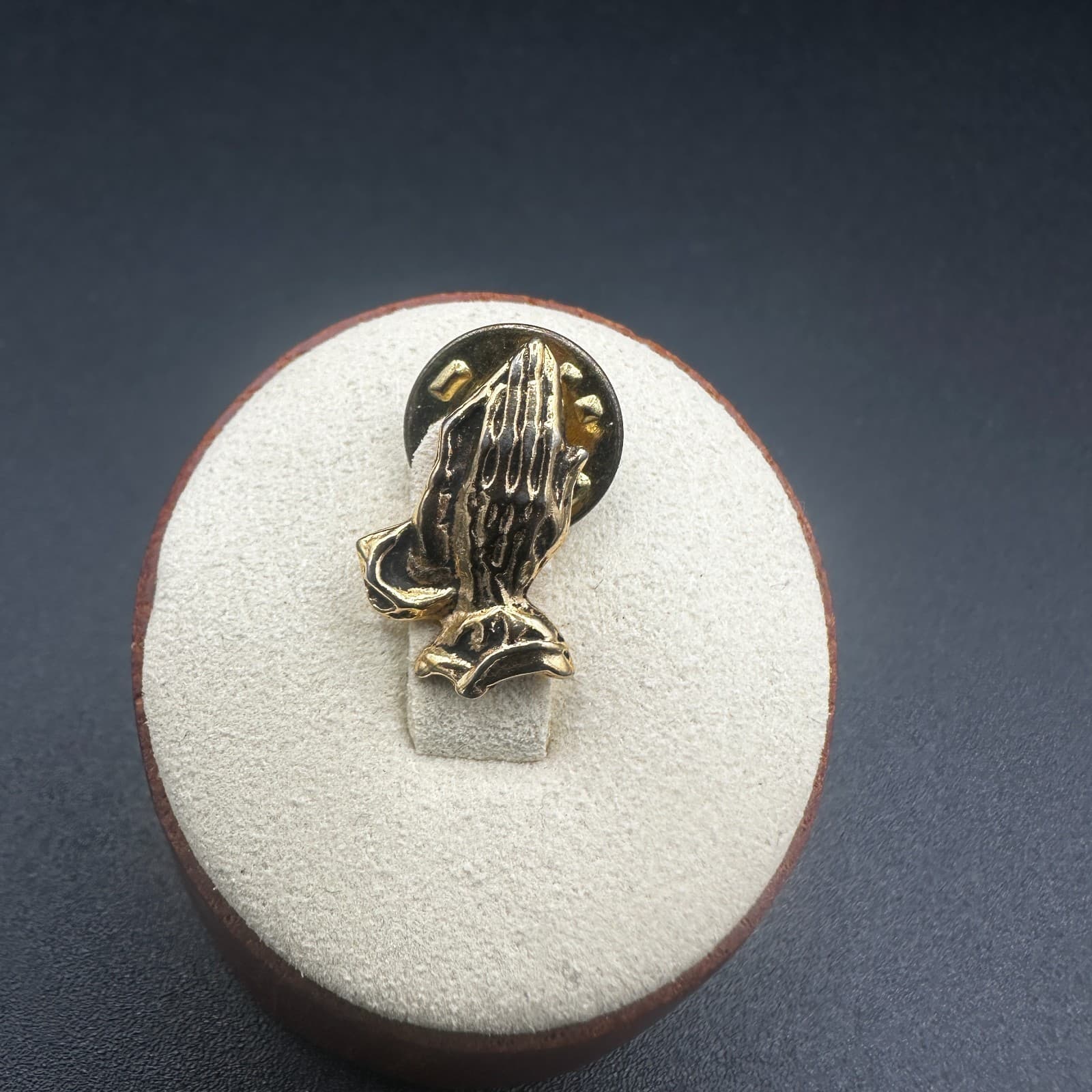 Vintage Goldtone Praying Hands Lapel Pin – Christian Prayer Brooch - Thumbnail 2