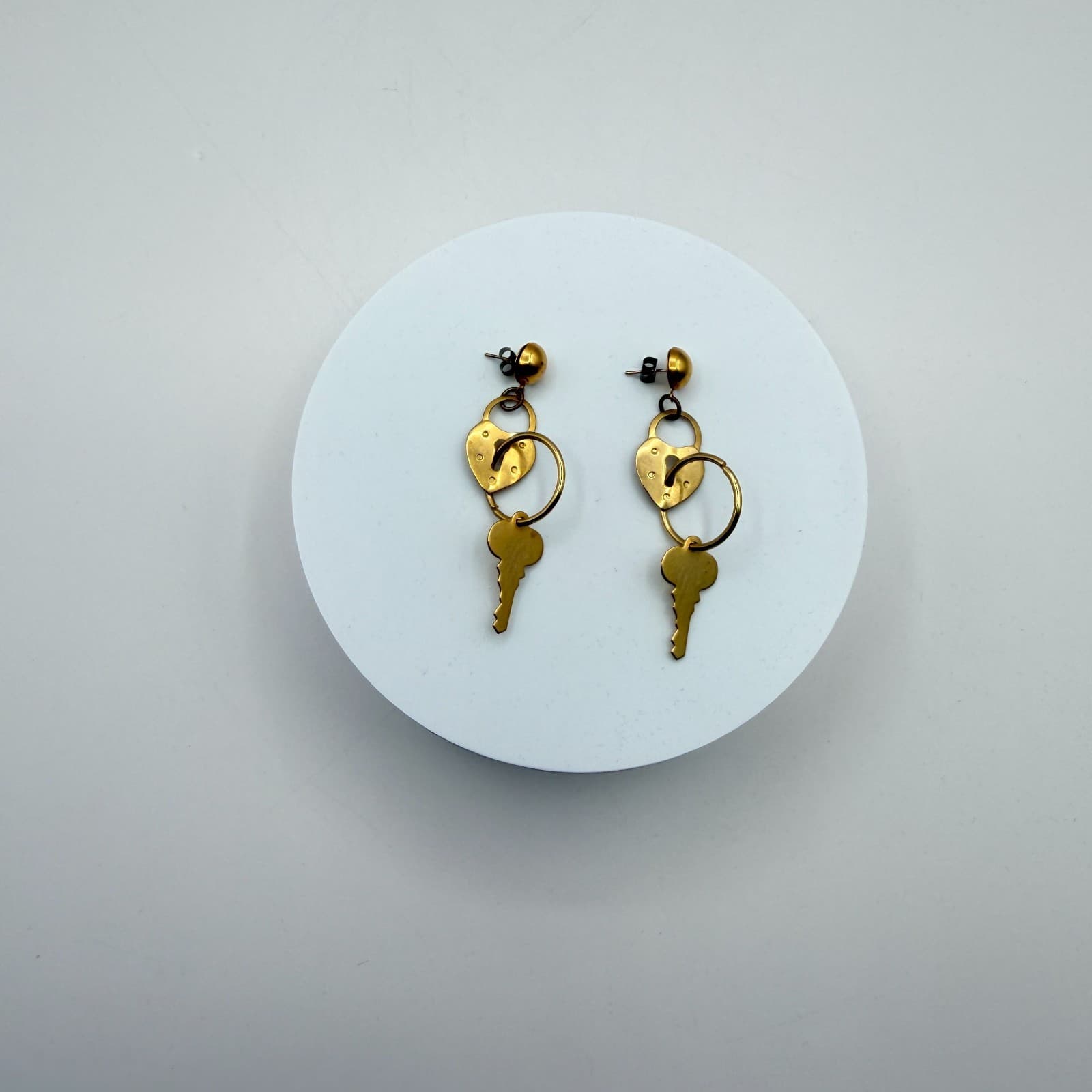 Vintage 80s Victorian Brass Heart Padlock & Skeleton Key Dangle Earrings Jewelry - Image 1