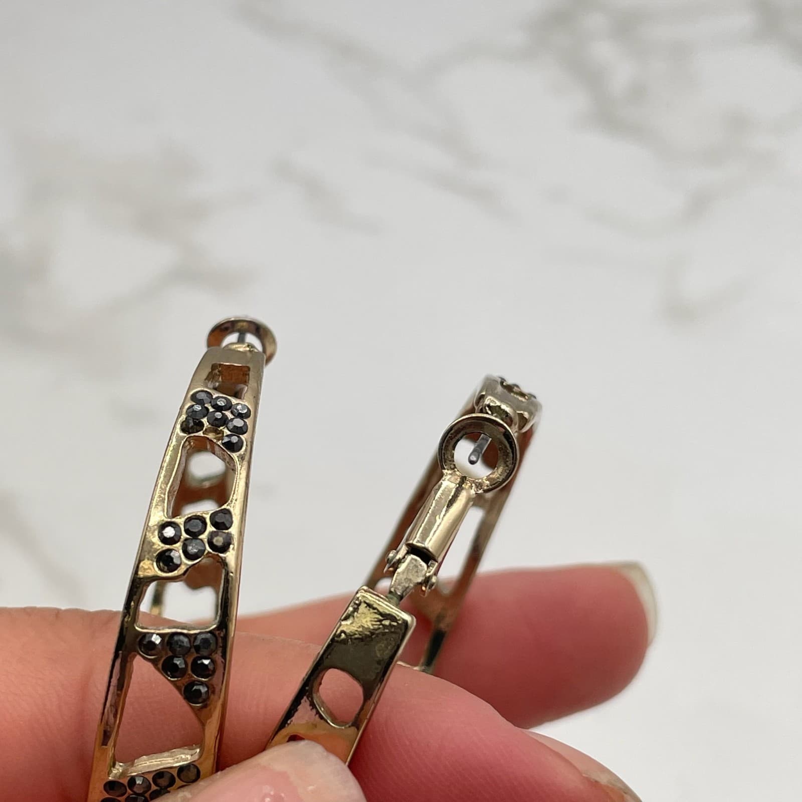 Vintage VTG Gold Tone Wide Hoop Earrings Black Crystal Pave Geometric Openwork - Thumbnail 5