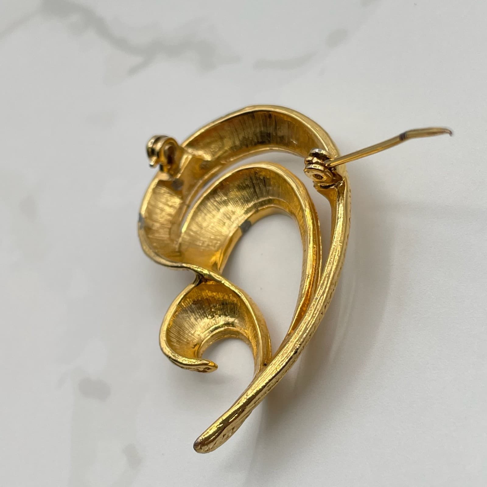 Vintage Gold Tone Abstract Swirl Brooch Pin Textured Modernist Estate Jewelry - Thumbnail 5