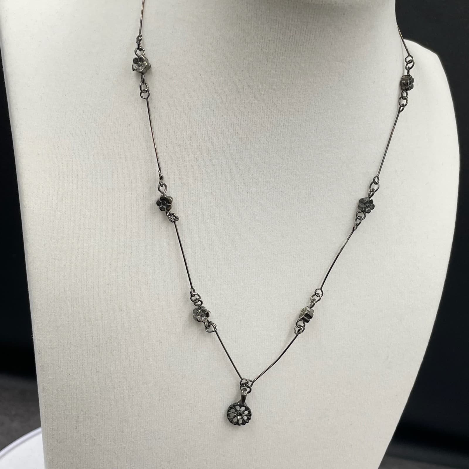 Vintage Silver-Toned Floral Station Retro Romantic Lobster Necklace - Size 19" - Thumbnail 5