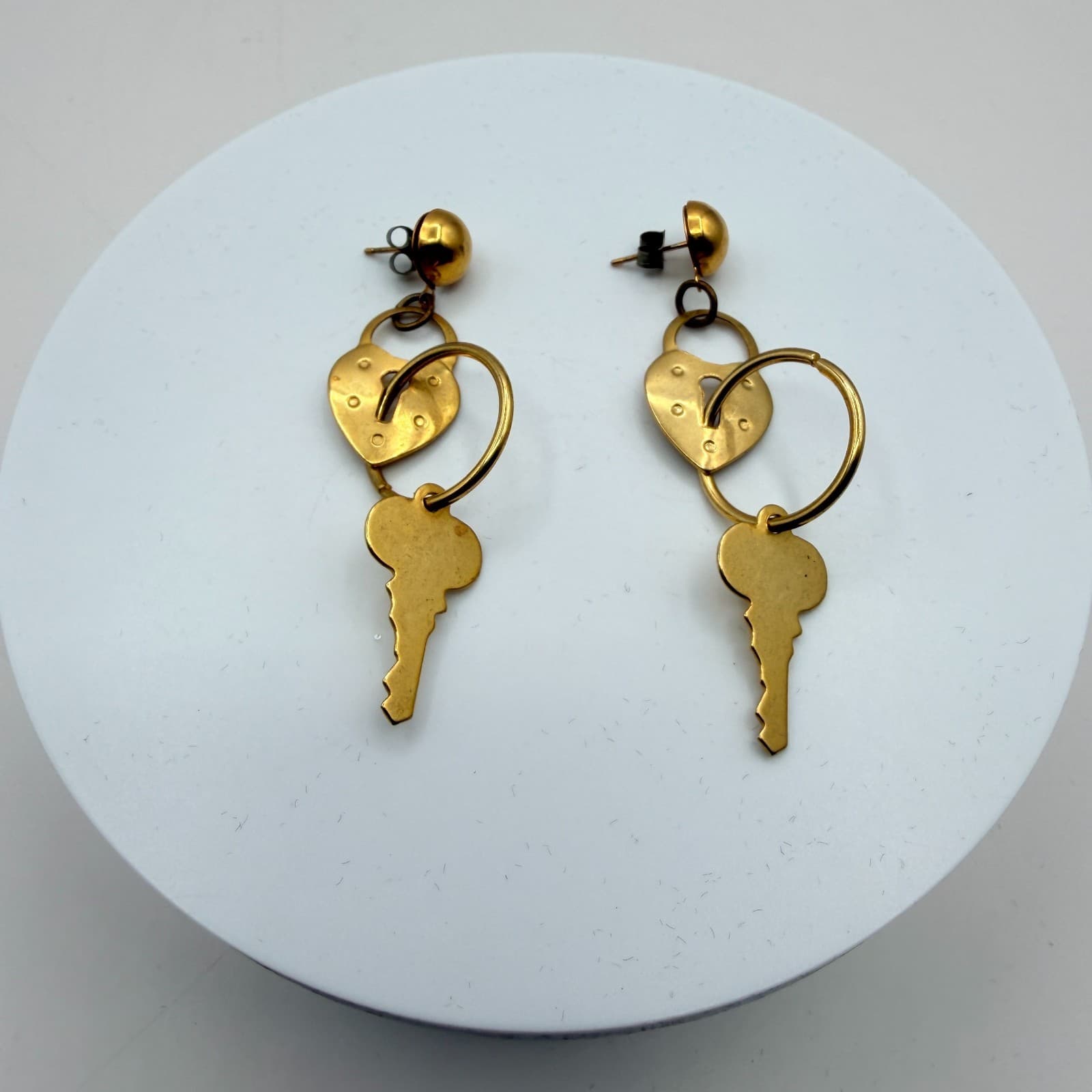 Vintage 80s Victorian Brass Heart Padlock & Skeleton Key Dangle Earrings Jewelry - Thumbnail 3