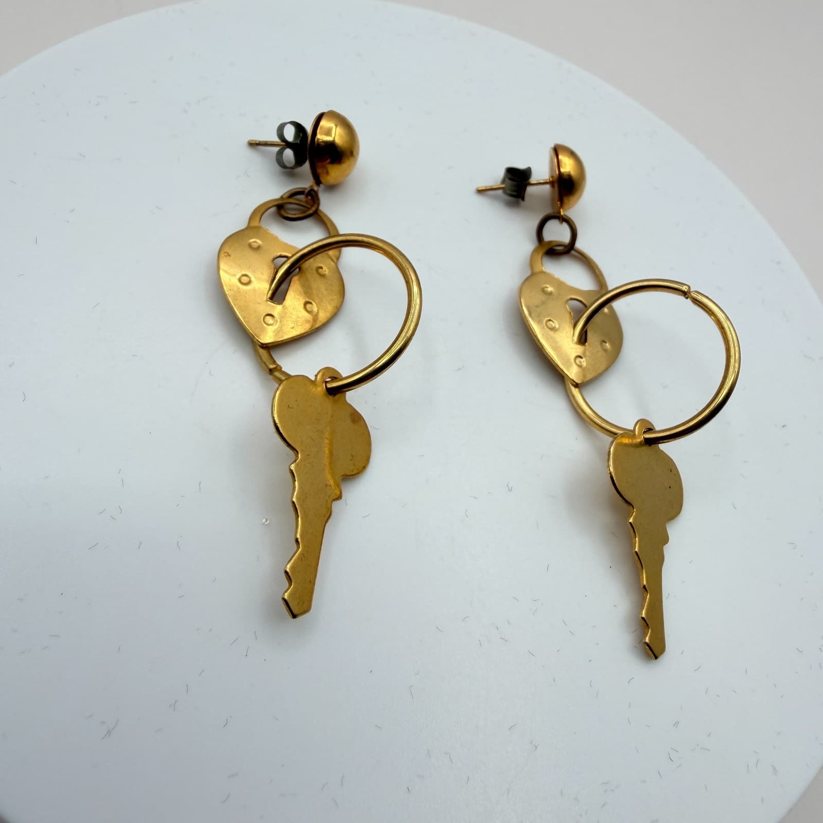 Vintage 80s Victorian Brass Heart Padlock & Skeleton Key Dangle Earrings Jewelry - Thumbnail 4