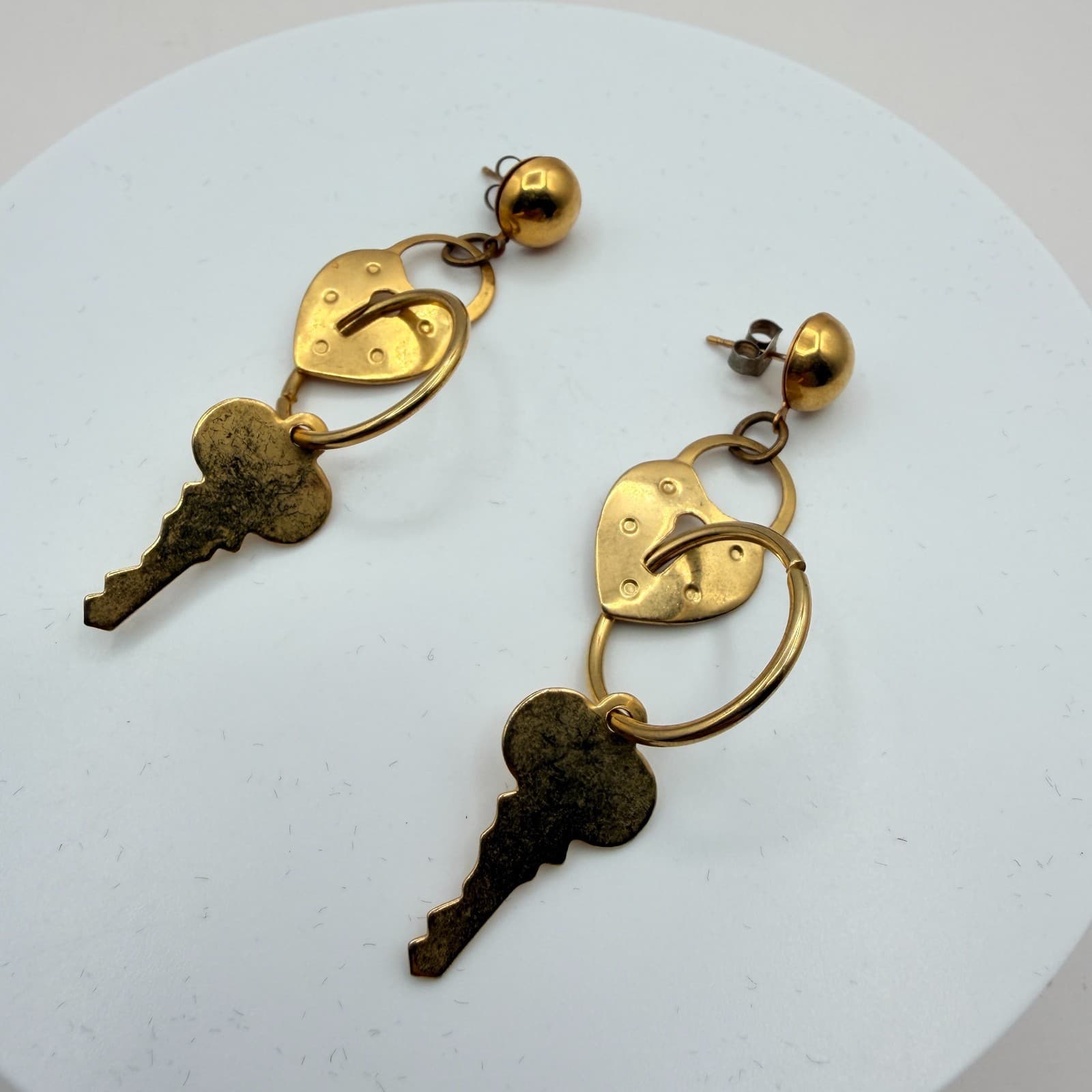 Vintage 80s Victorian Brass Heart Padlock & Skeleton Key Dangle Earrings Jewelry - Thumbnail 6