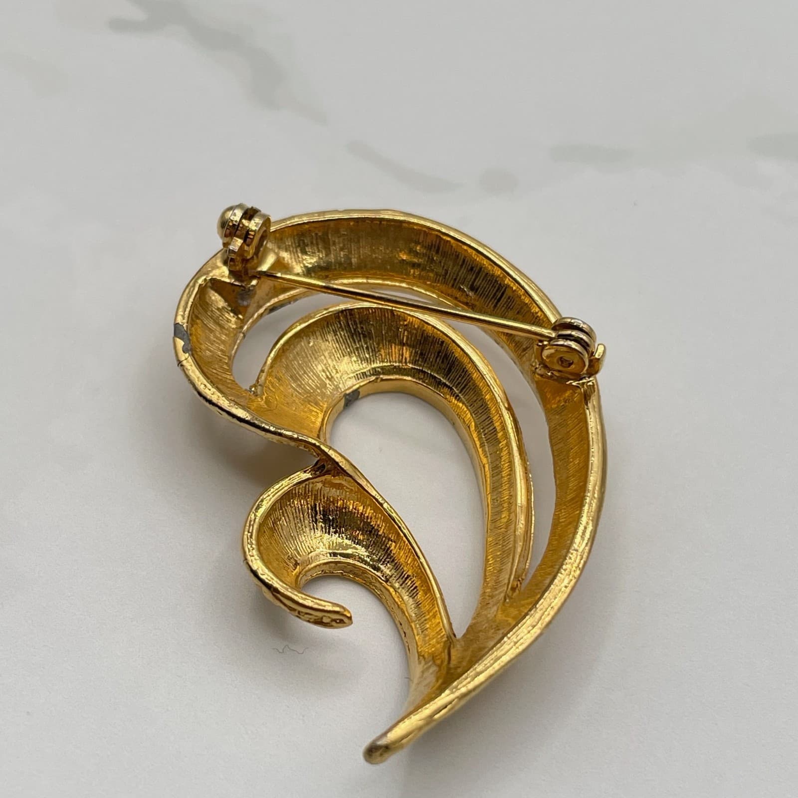 Vintage Gold Tone Abstract Swirl Brooch Pin Textured Modernist Estate Jewelry - Thumbnail 6
