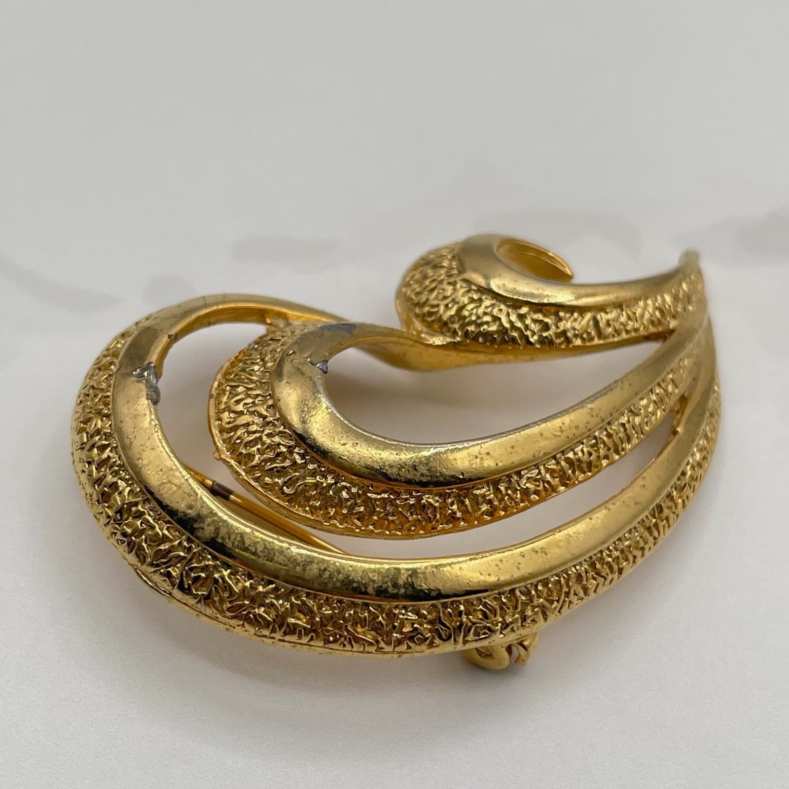 Vintage Gold Tone Abstract Swirl Brooch Pin Textured Modernist Estate Jewelry - Thumbnail 3