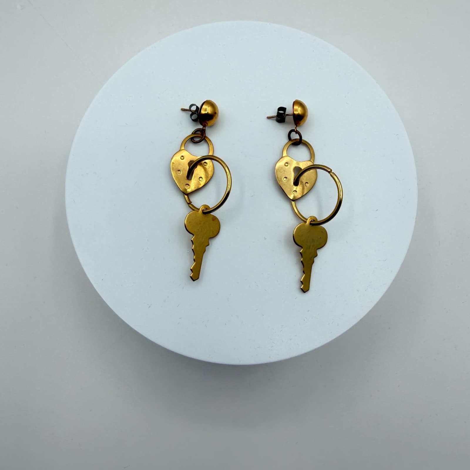 Vintage 80s Victorian Brass Heart Padlock & Skeleton Key Dangle Earrings Jewelry - Thumbnail 2