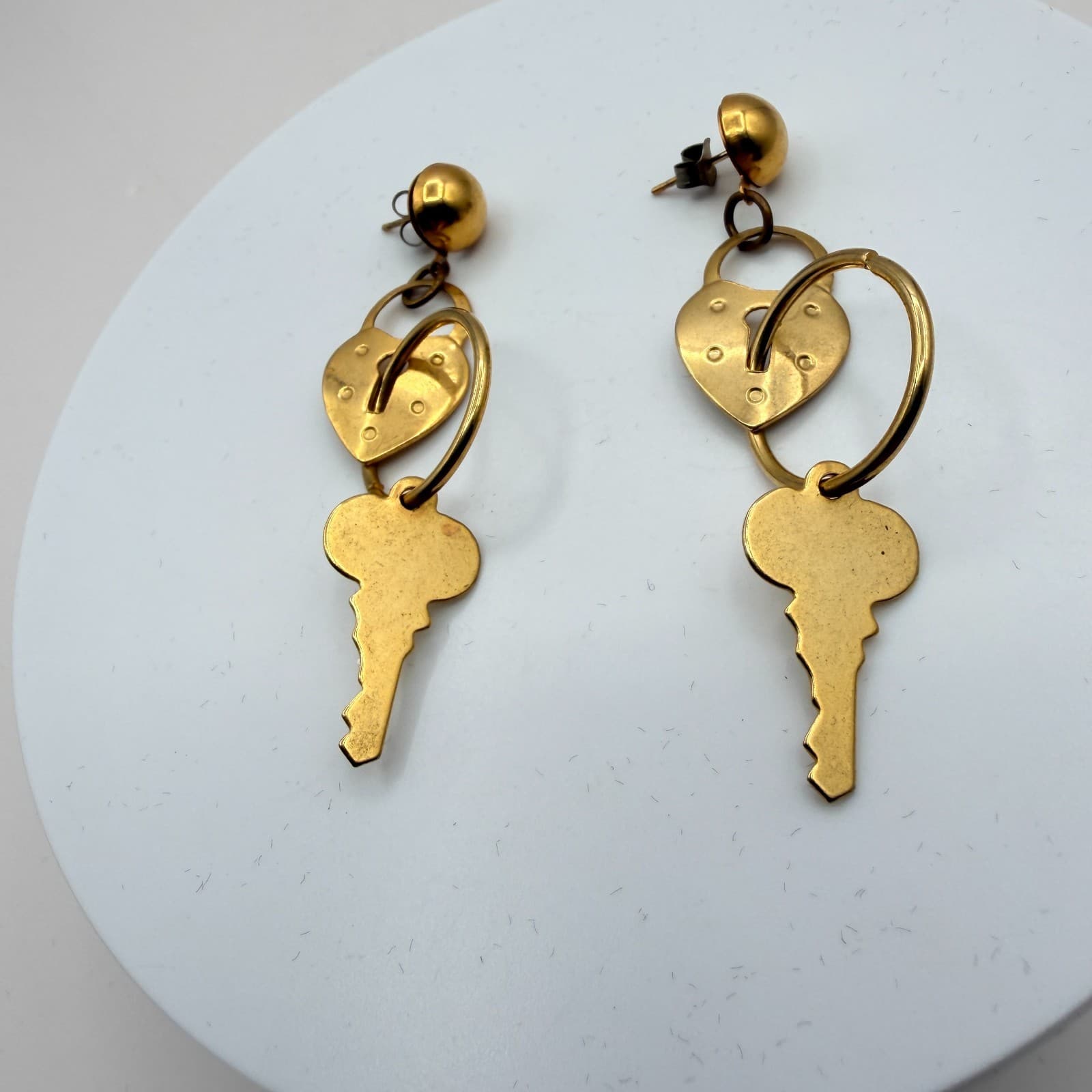 Vintage 80s Victorian Brass Heart Padlock & Skeleton Key Dangle Earrings Jewelry - Thumbnail 5