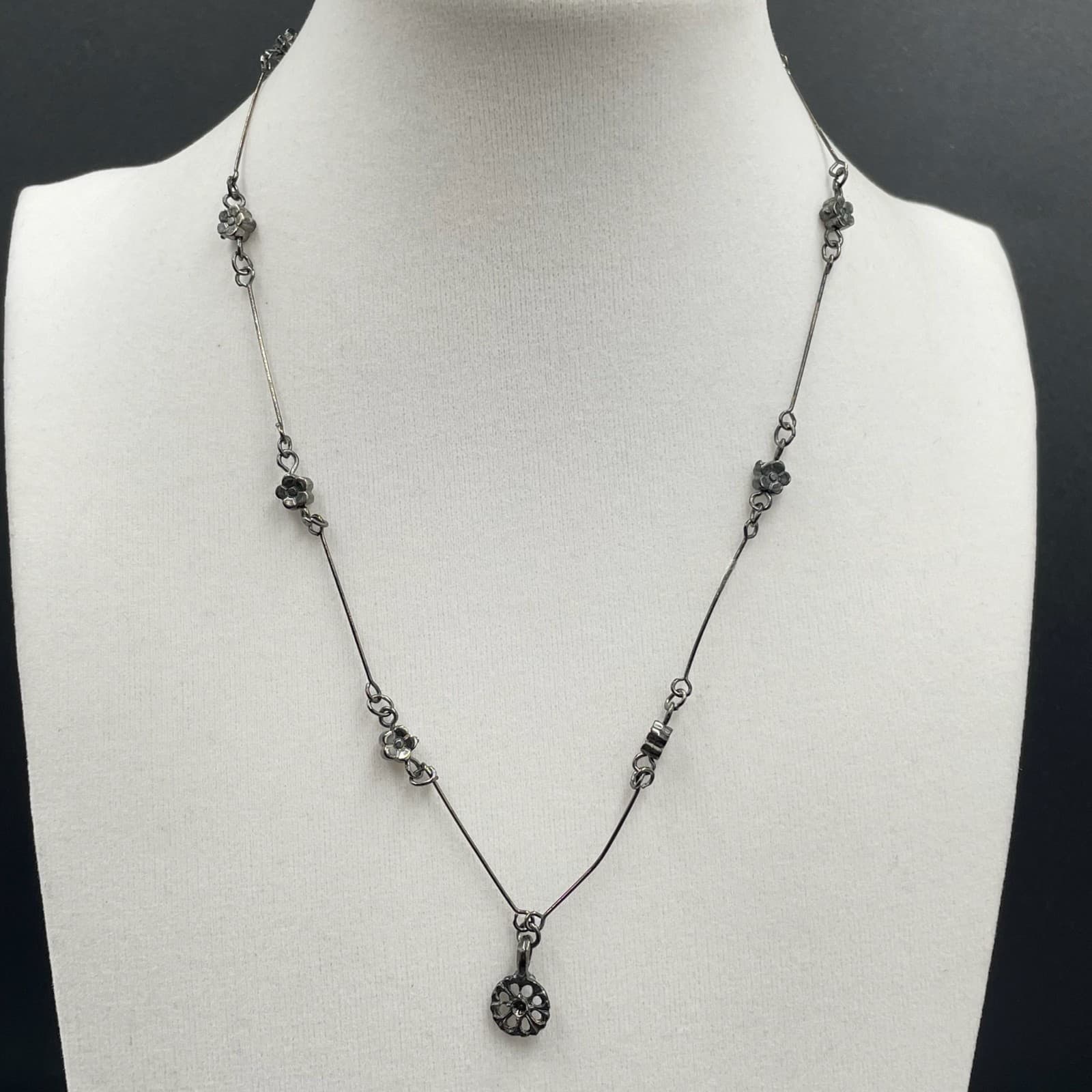 Vintage Silver-Toned Floral Station Retro Romantic Lobster Necklace - Size 19" - Thumbnail 3