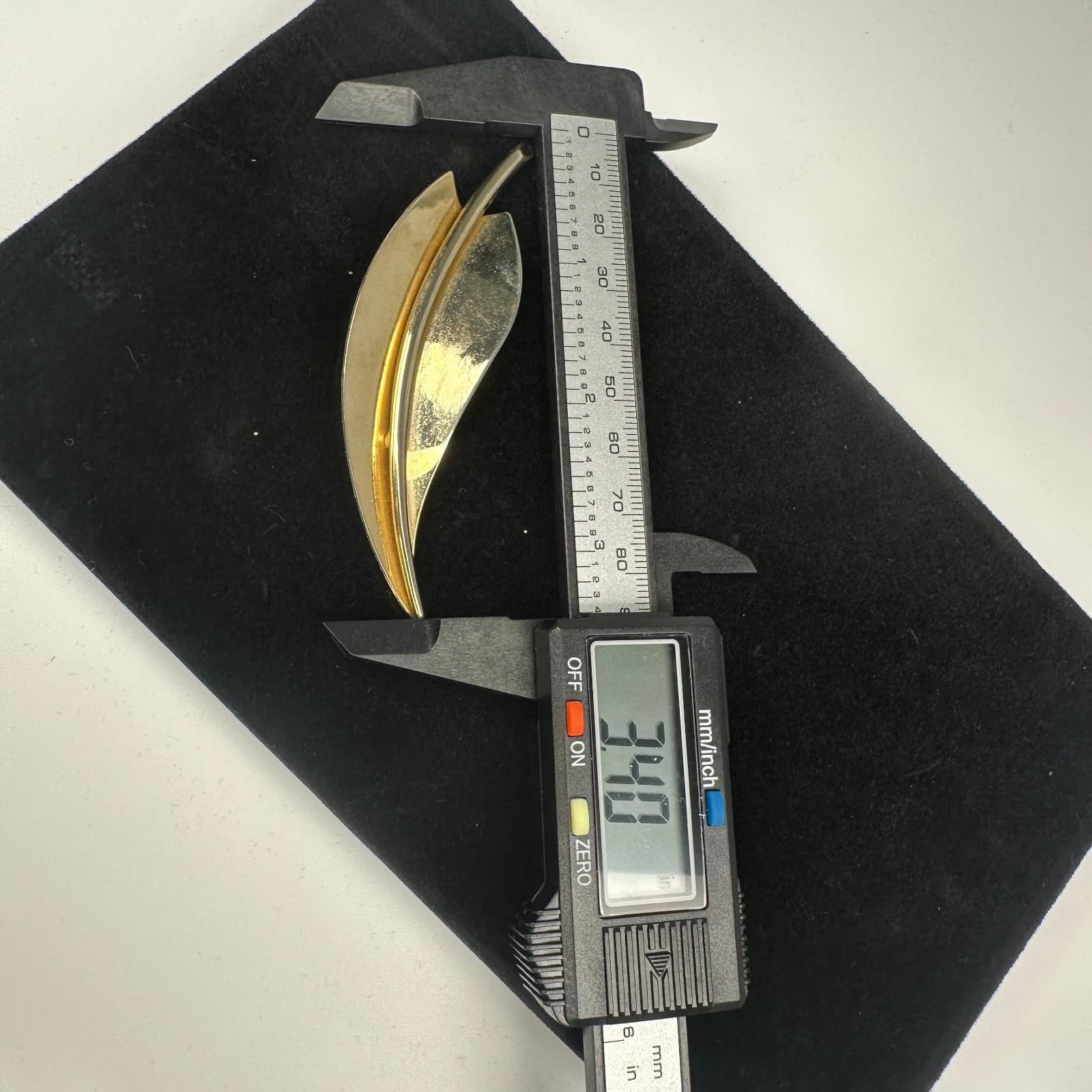 Vintage Gold-Tone Leaf Brooch Sleek Modernist Curved Design - Thumbnail 3