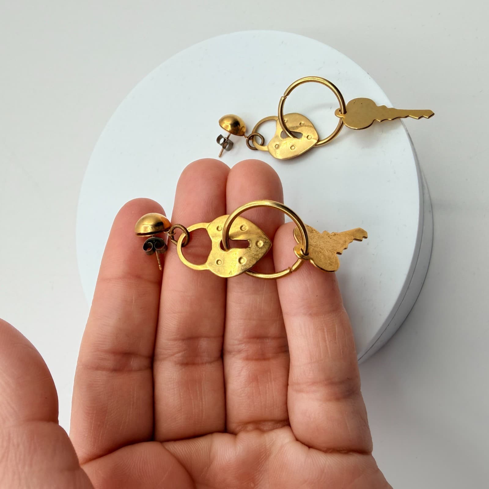 Vintage 80s Victorian Brass Heart Padlock & Skeleton Key Dangle Earrings Jewelry - Thumbnail 8