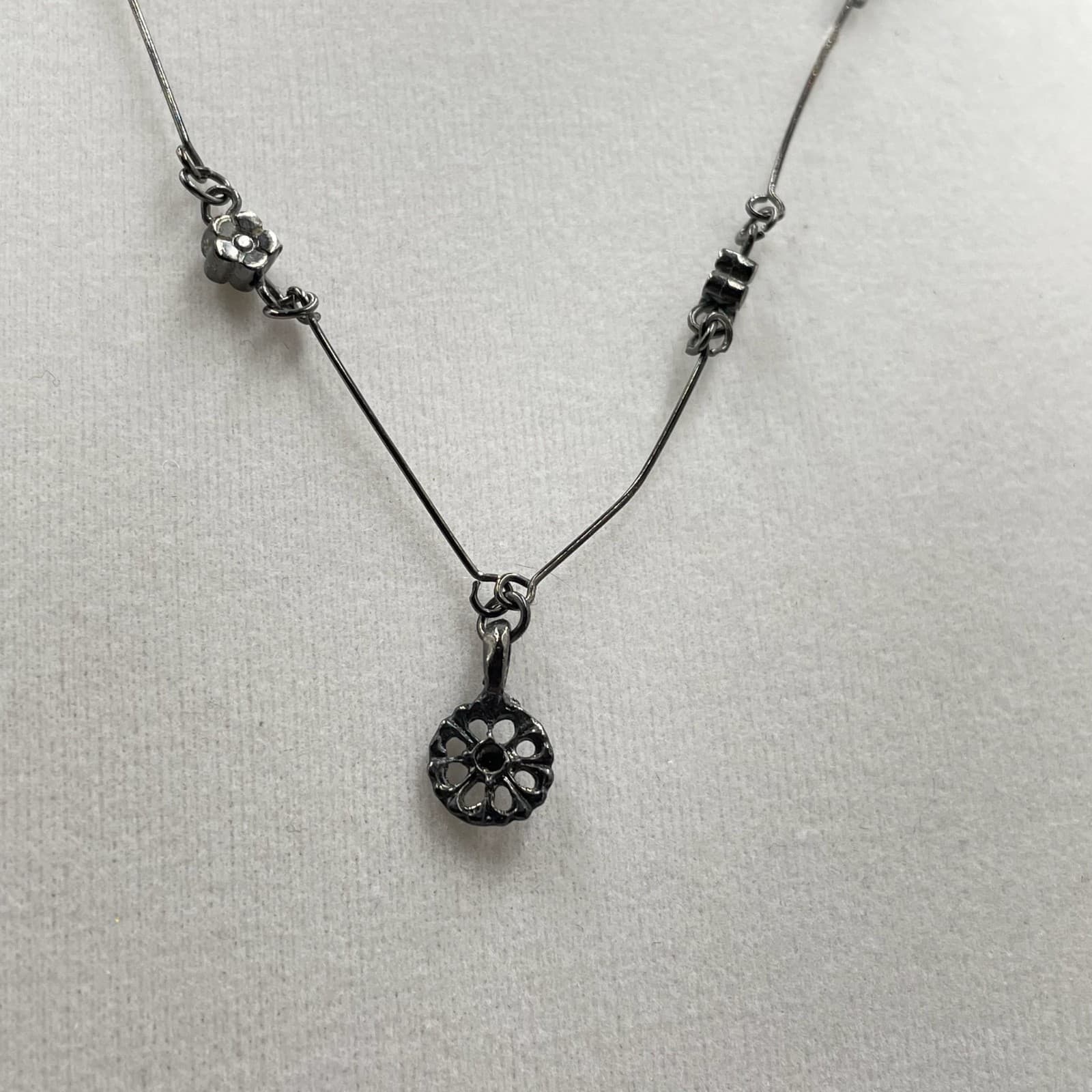 Vintage Silver-Toned Floral Station Retro Romantic Lobster Necklace - Size 19" - Thumbnail 4