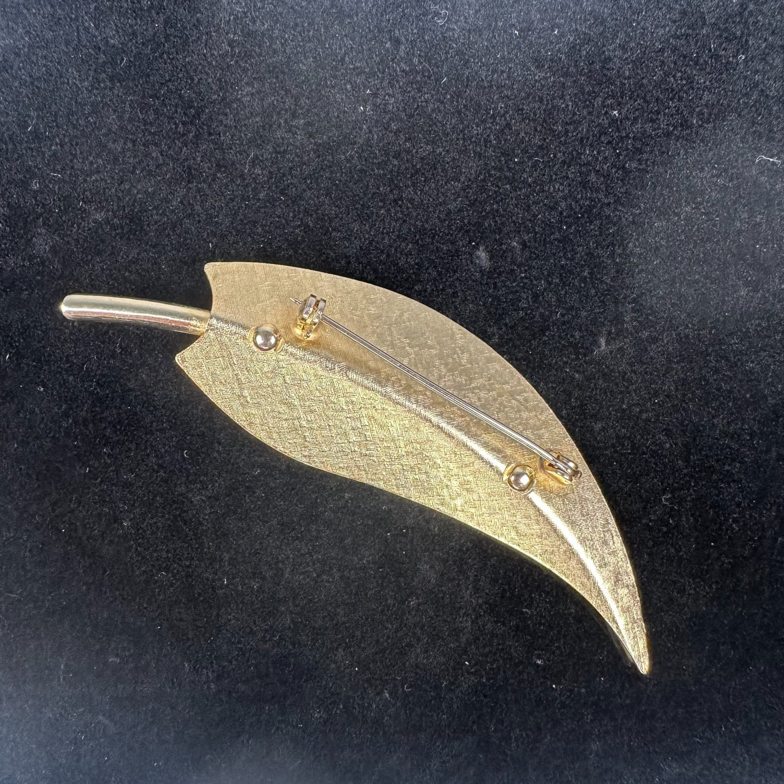 Vintage Gold-Tone Leaf Brooch Sleek Modernist Curved Design - Thumbnail 2