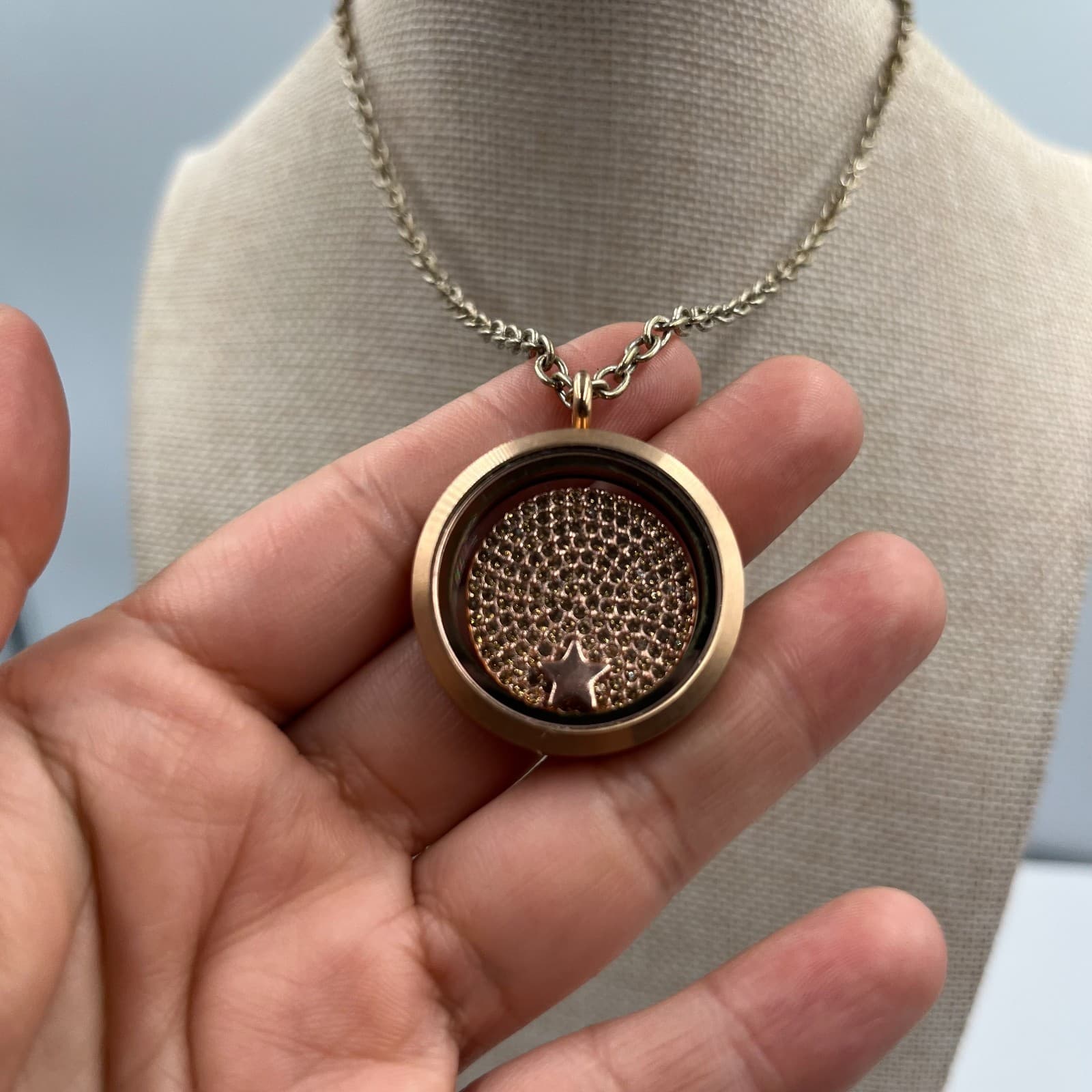 Vintage Style Living Locket Necklace Floating Charms Glass Memory Locket Silver - Image 1