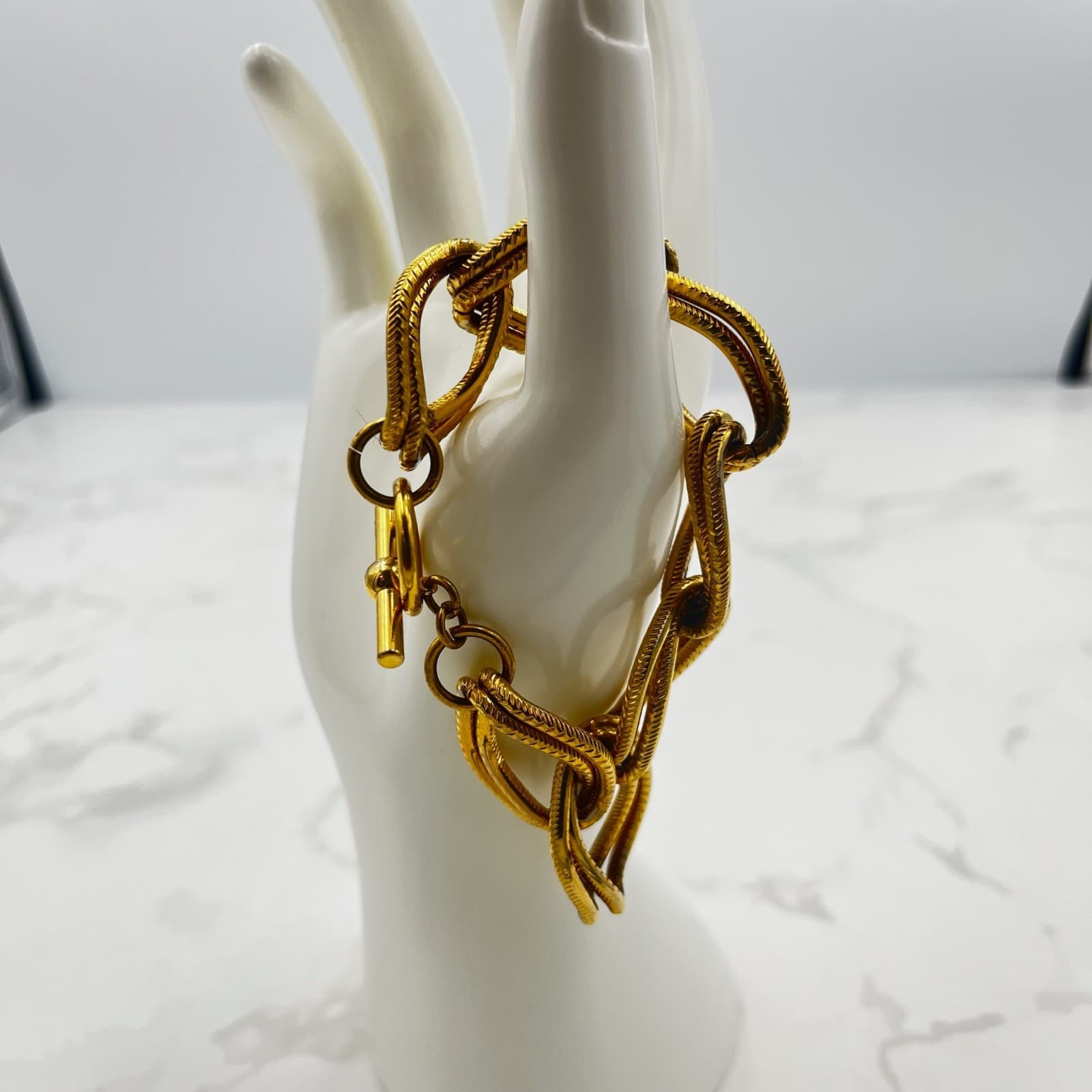 Vintage Gold-Tone Textured Link Bracelet Toggle Clasp Chunky Chic - Image 1