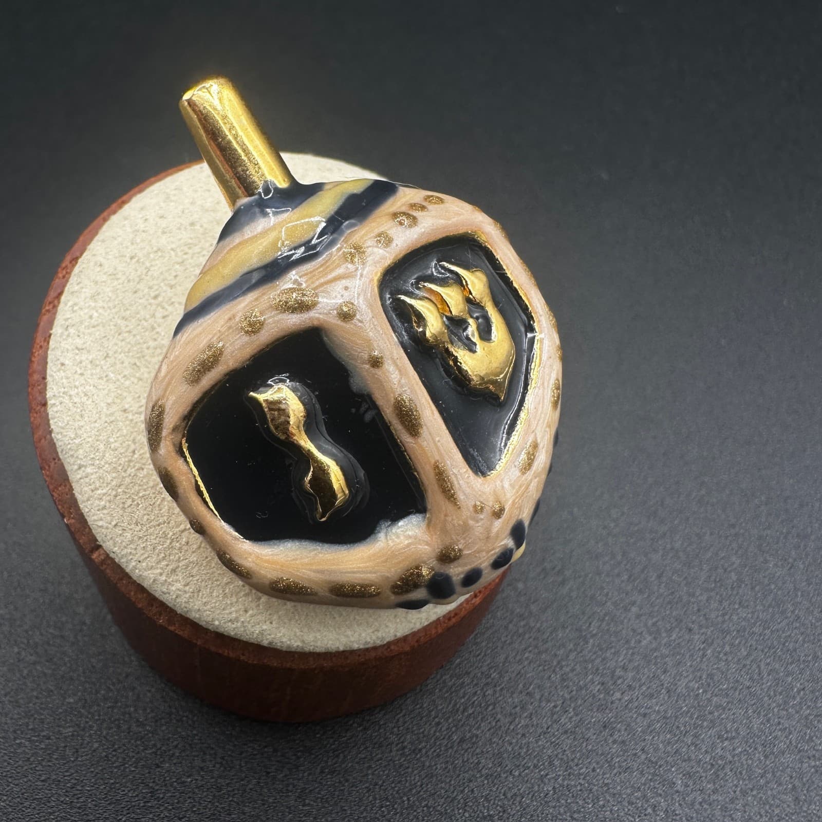 Vintage Dreidel Brooch – Enamel Hanukkah Spinning Top Pin - Thumbnail 3