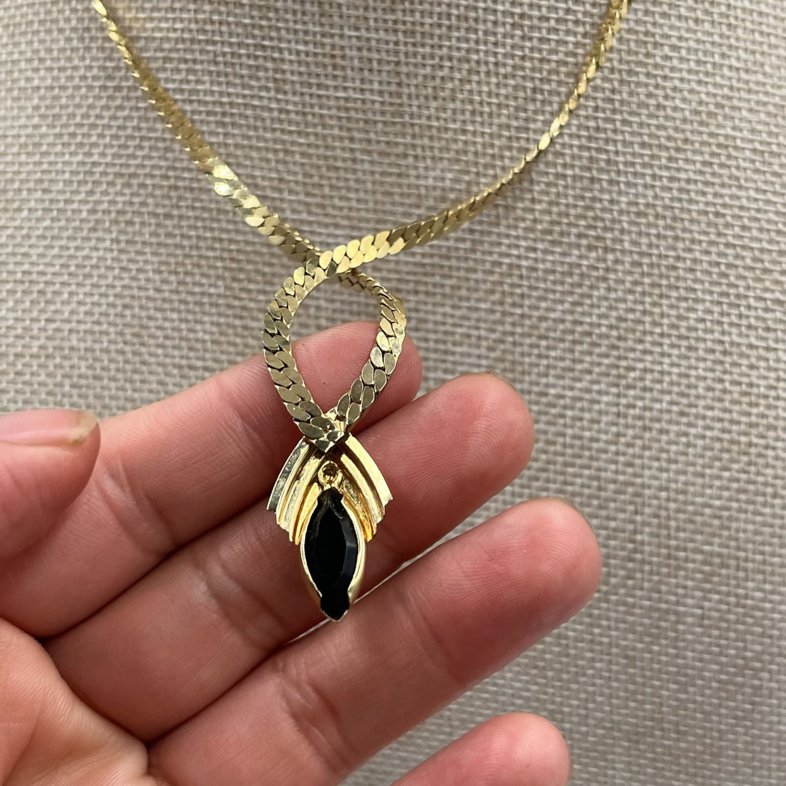 Vintage 1980s Gold Chevron Snake Chain Necklace Black Onyx Pendant Statement 18" - Thumbnail 4