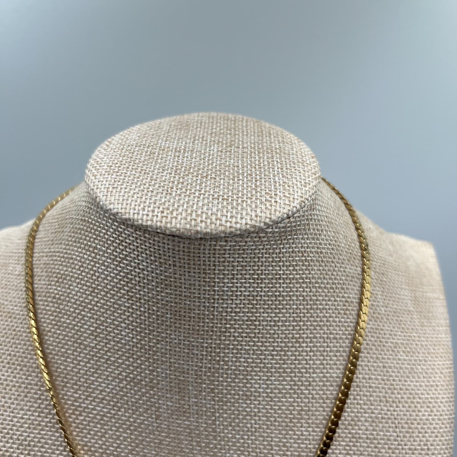 Vintage 1980s Gold Chevron Snake Chain Necklace Black Onyx Pendant Statement 18" - Thumbnail 2