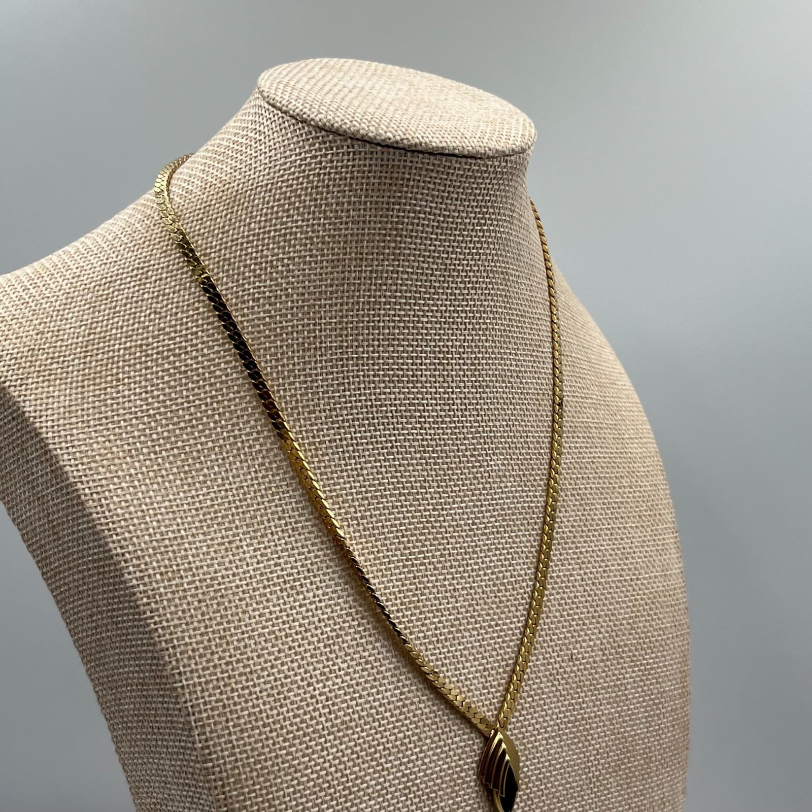 Vintage 1980s Gold Chevron Snake Chain Necklace Black Onyx Pendant Statement 18" - Thumbnail 6