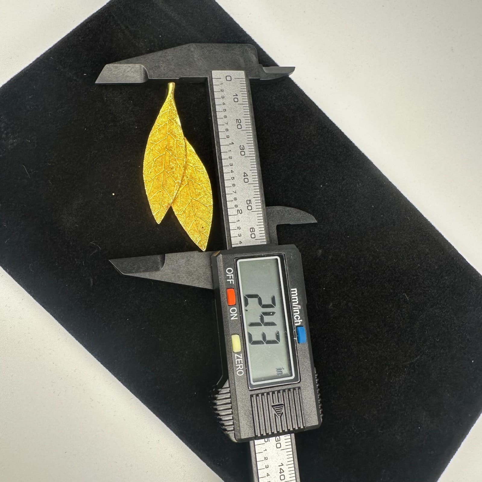 Vintage Gold-Tone Leaf Brooch Textured Double Leaf Design - Thumbnail 3