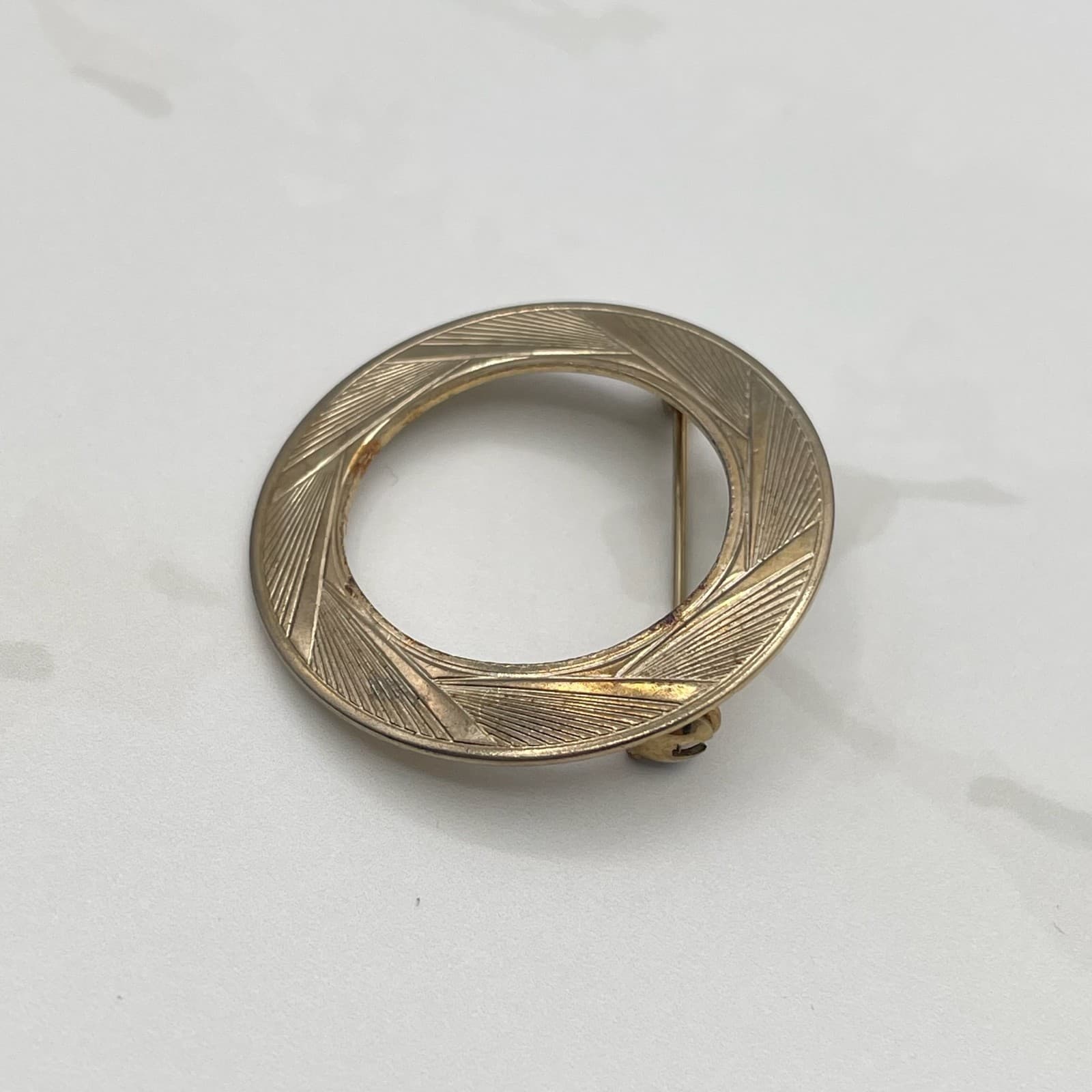 Vintage Gold Tone Brooch Pin Geometric Open Circle Round Engraved Mid-Century - Thumbnail 5