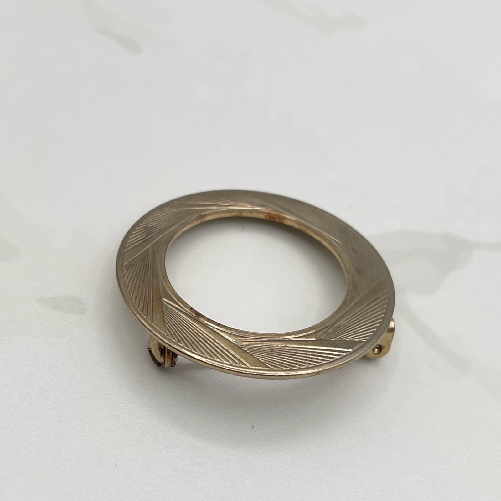 Vintage Gold Tone Brooch Pin Geometric Open Circle Round Engraved Mid-Century - Thumbnail 6