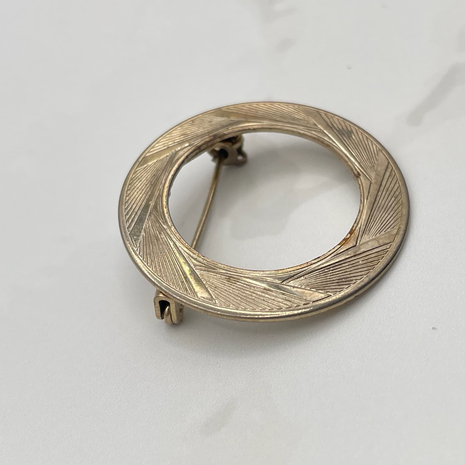 Vintage Gold Tone Brooch Pin Geometric Open Circle Round Engraved Mid-Century - Thumbnail 3