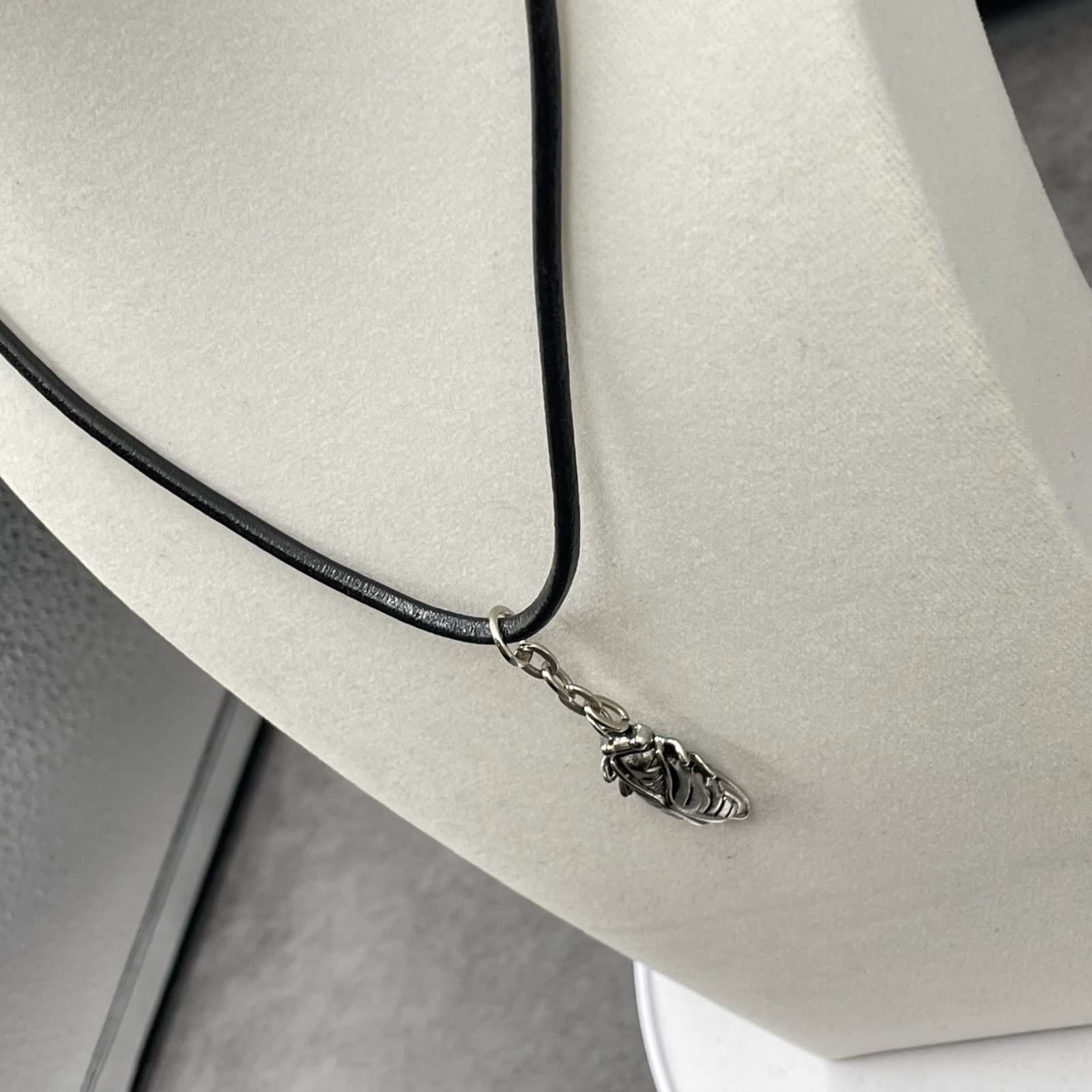 Vintage Black Leather Choker Silver-Toned Scarab Beetle Necklace - Size 17" - Thumbnail 3