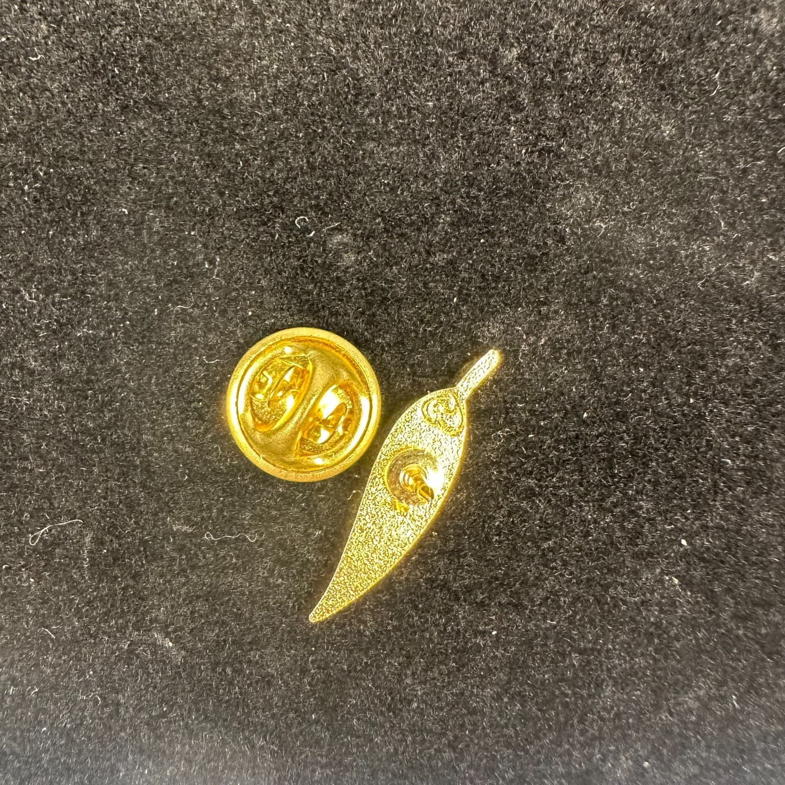 Vintage Goldtone Red Feather Pin – Enamel Lapel Brooch - Thumbnail 2