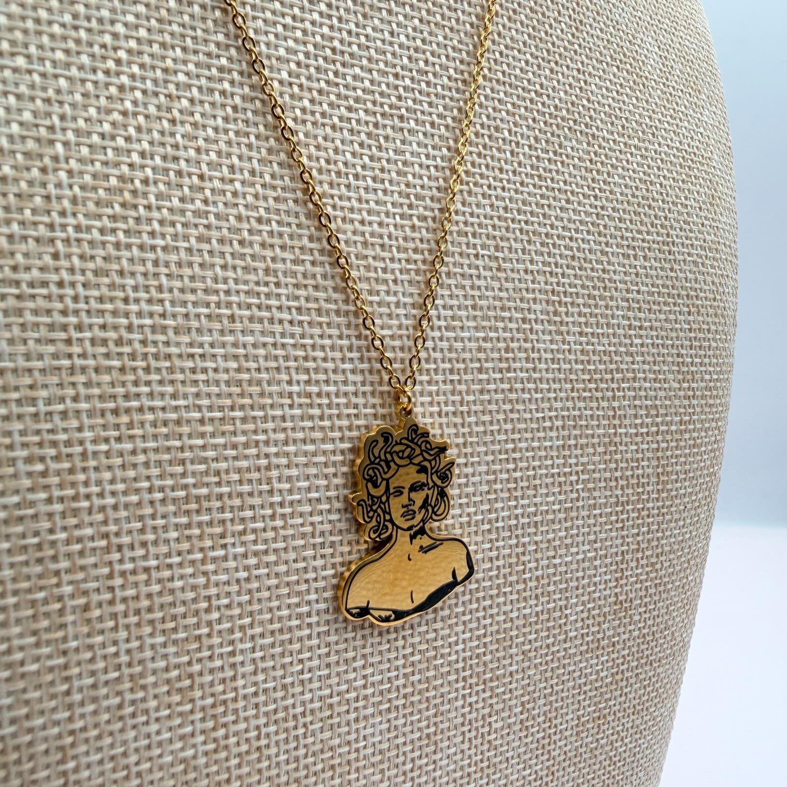 Vintage 80s Medusa Gorgon Bust Pendant Necklace Gold Tone Greek Mythlogy Jewelry - Thumbnail 6