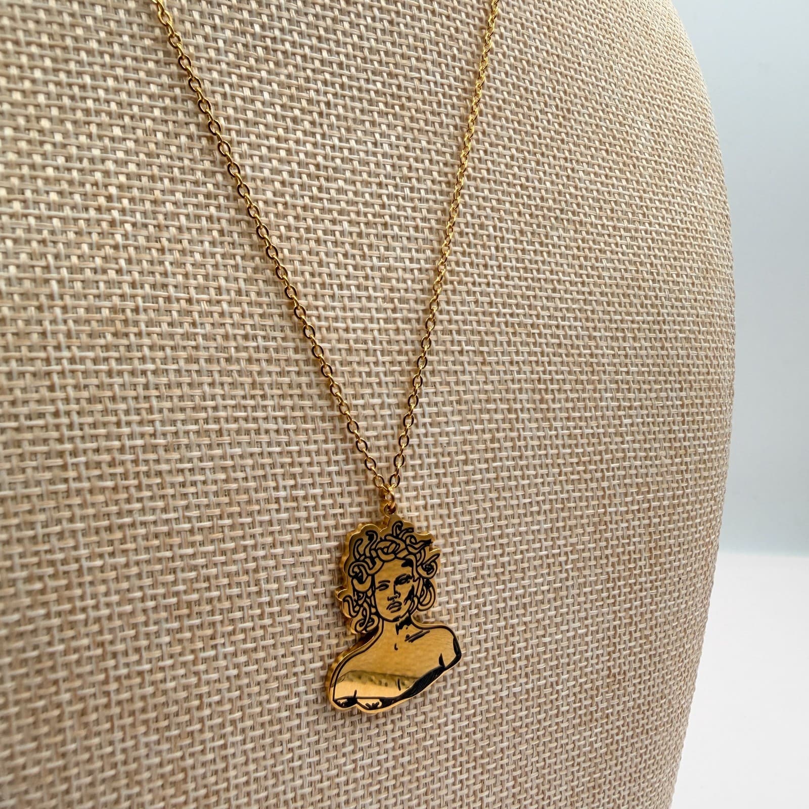 Vintage 80s Medusa Gorgon Bust Pendant Necklace Gold Tone Greek Mythlogy Jewelry - Thumbnail 5