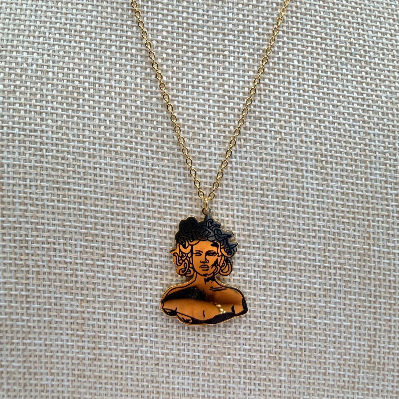 Vintage 80s Medusa Gorgon Bust Pendant Necklace Gold Tone Greek Mythlogy Jewelry - Thumbnail 2