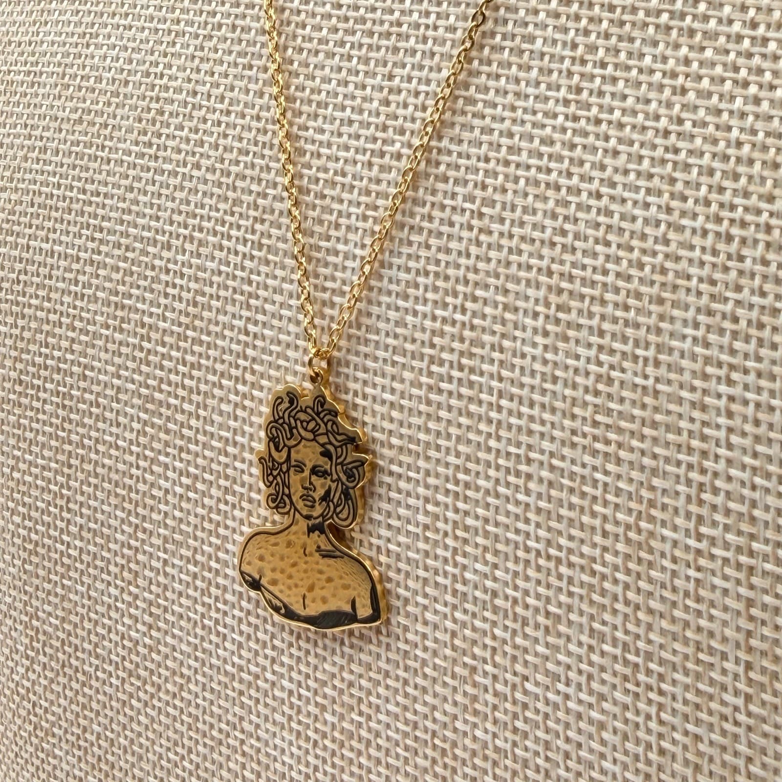 Vintage 80s Medusa Gorgon Bust Pendant Necklace Gold Tone Greek Mythlogy Jewelry - Thumbnail 7