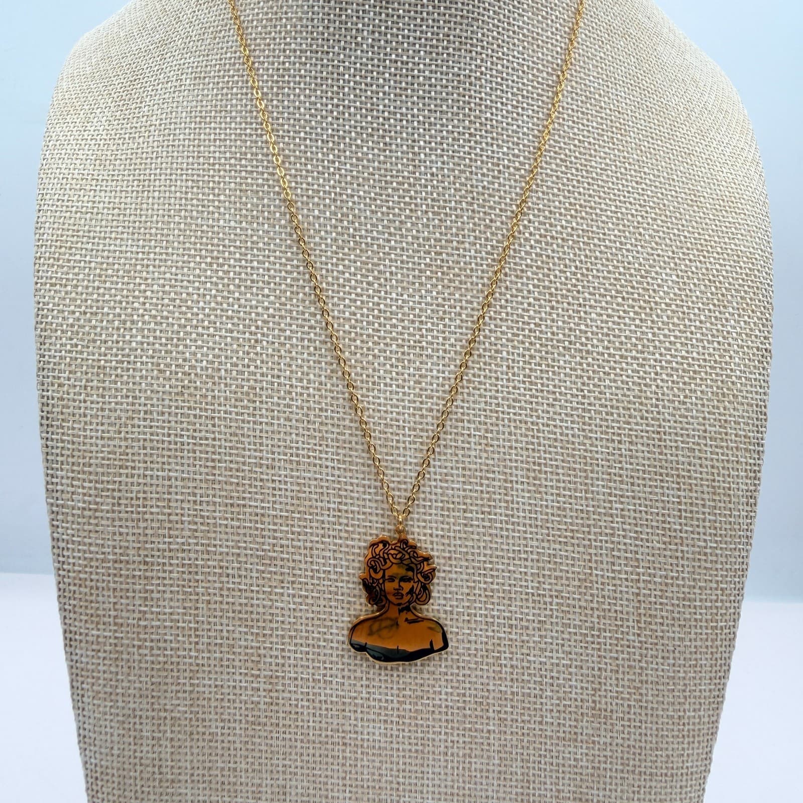 Vintage 80s Medusa Gorgon Bust Pendant Necklace Gold Tone Greek Mythlogy Jewelry - Thumbnail 3