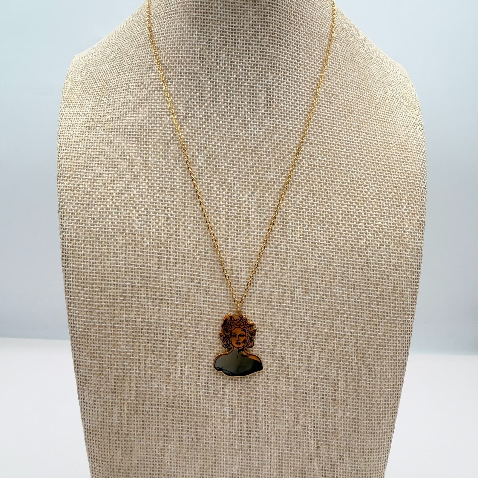 Vintage 80s Medusa Gorgon Bust Pendant Necklace Gold Tone Greek Mythlogy Jewelry - Thumbnail 4