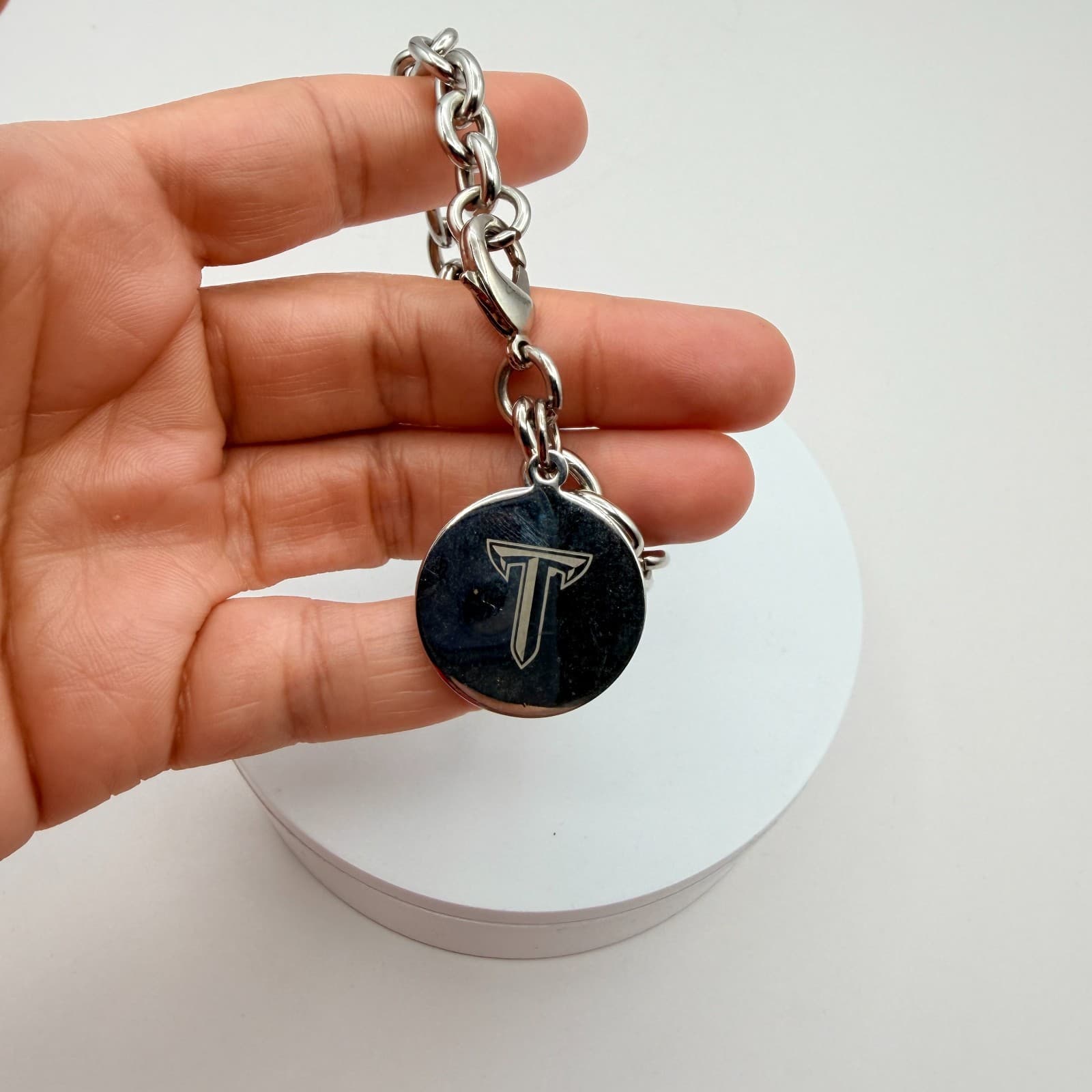 Vintage Y2k Silver Tone Chain Bracelet Engraved Round T Initial Charm Jewelry - Thumbnail 3